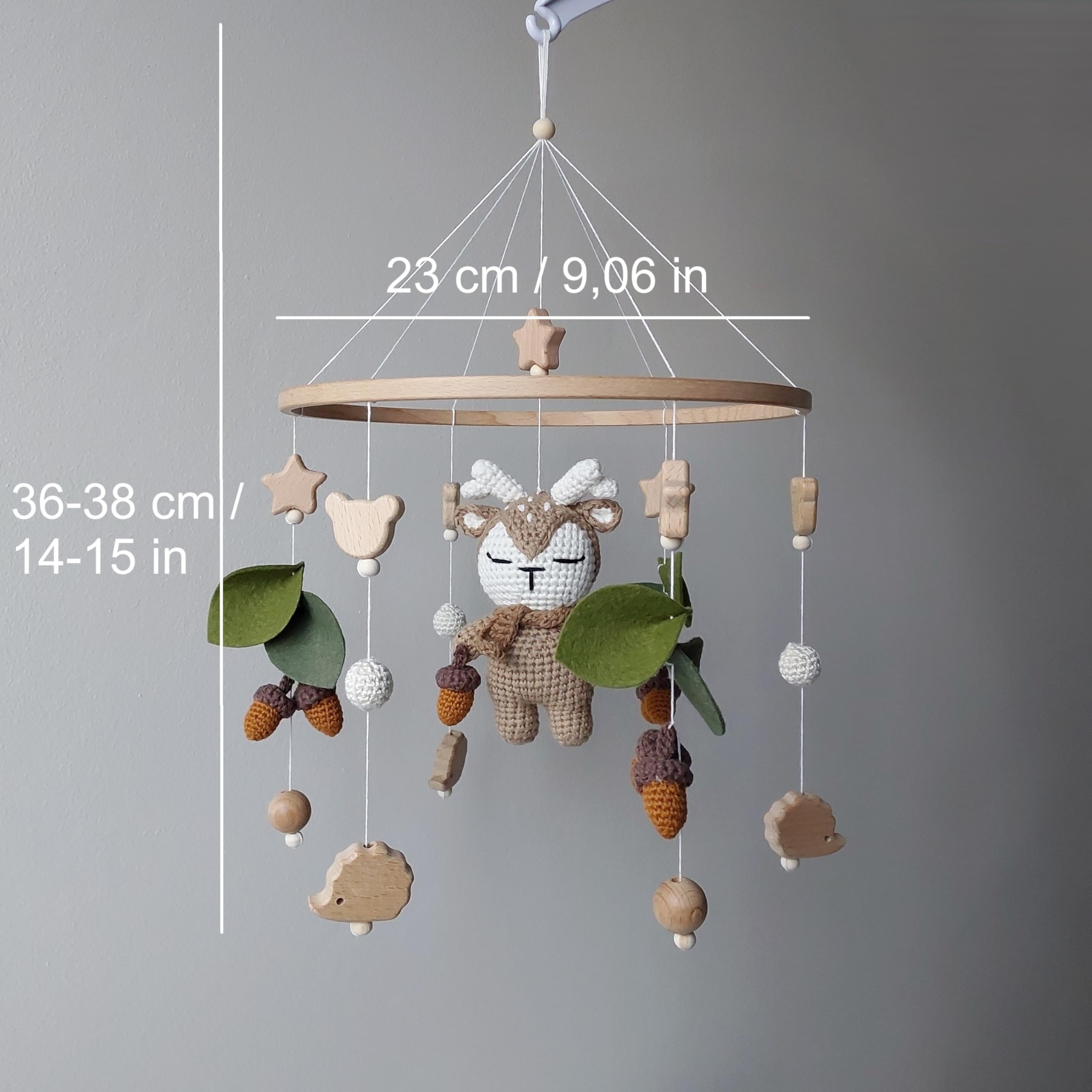 Mobile per bambini fatta a mano con cervo all'uncinetto, decorazione per la cameretta dei bambini, con perline di legno, fogli di feltro e ghiande – Culla naturale – Regalo neonato