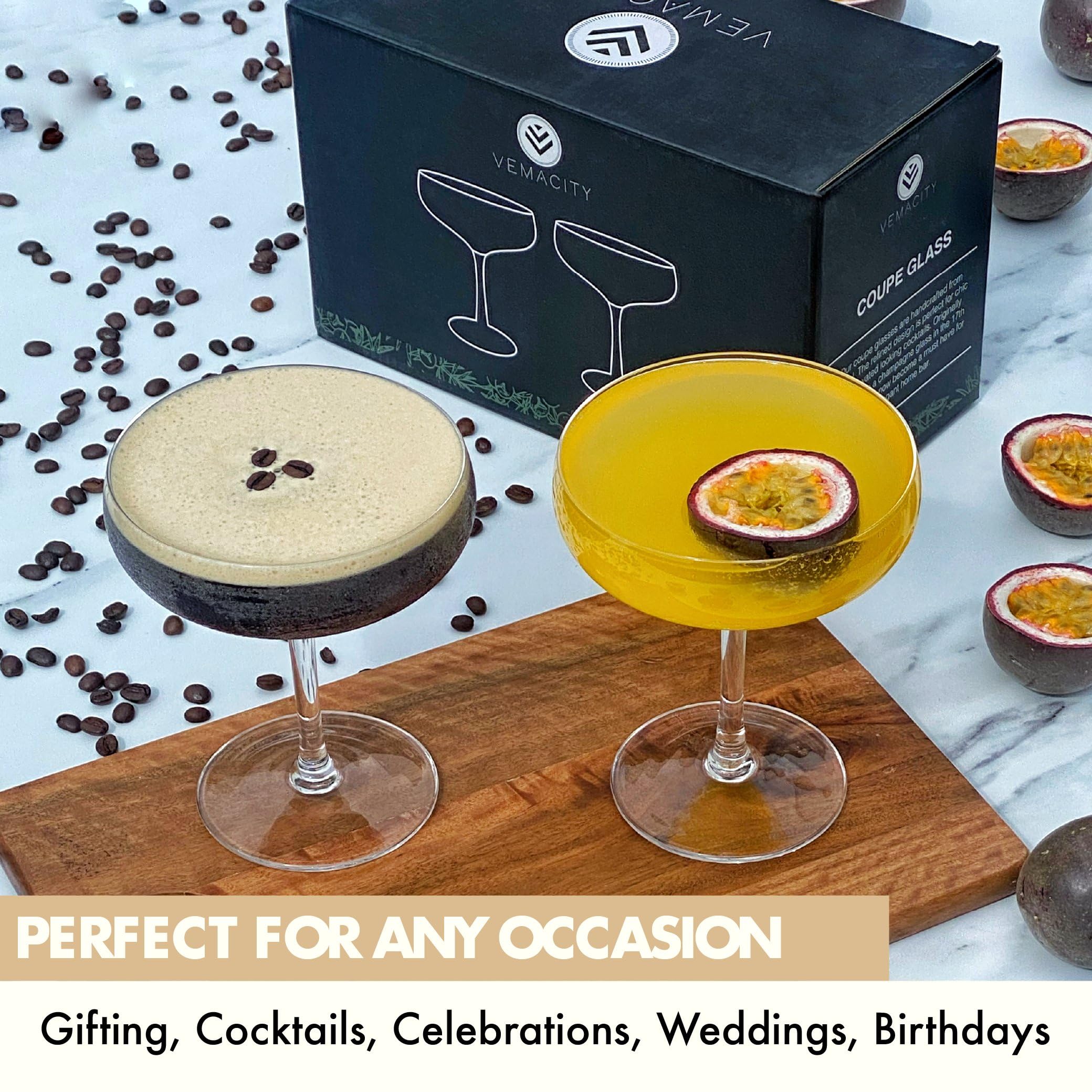 VEMACITY Set di 2 Eleganti Bicchieri Cocktail Coupe Fatti a Mano in Cristallo | Bicchieri da Bar di Qualità | Set Bicchiere Champagne d'Epoca | Ideali per Martini Espresso | Ideale per Fare un Regalo