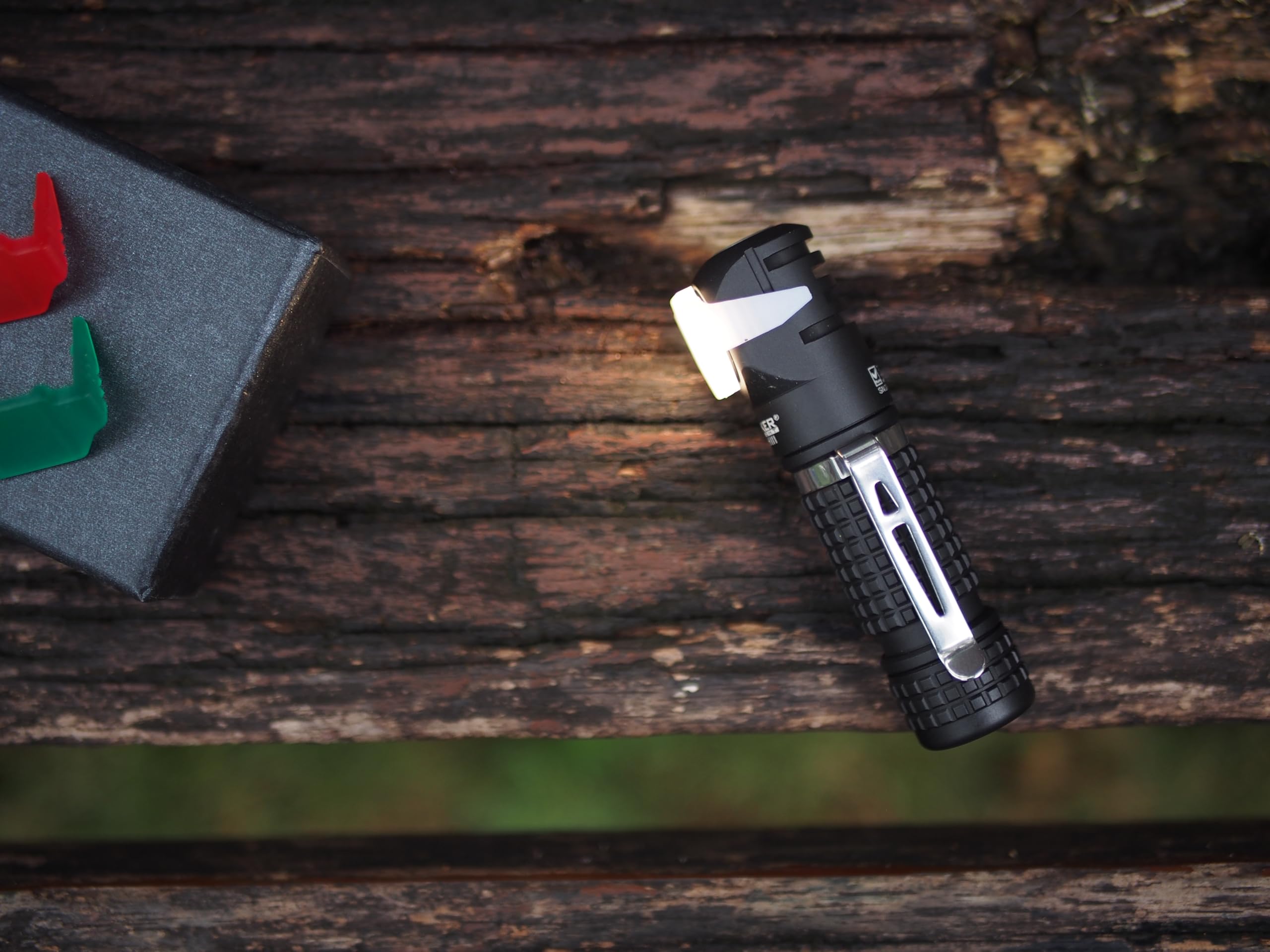 Manker E03H III wiederaufladbare Stirnlampe, 1200 Lumen, Mini-Taschenlampe mit Clip, 90 Grad EDC AA rechtwinklige Taschenlampe mit Kopfband und Magnetschwanz, Schwarz