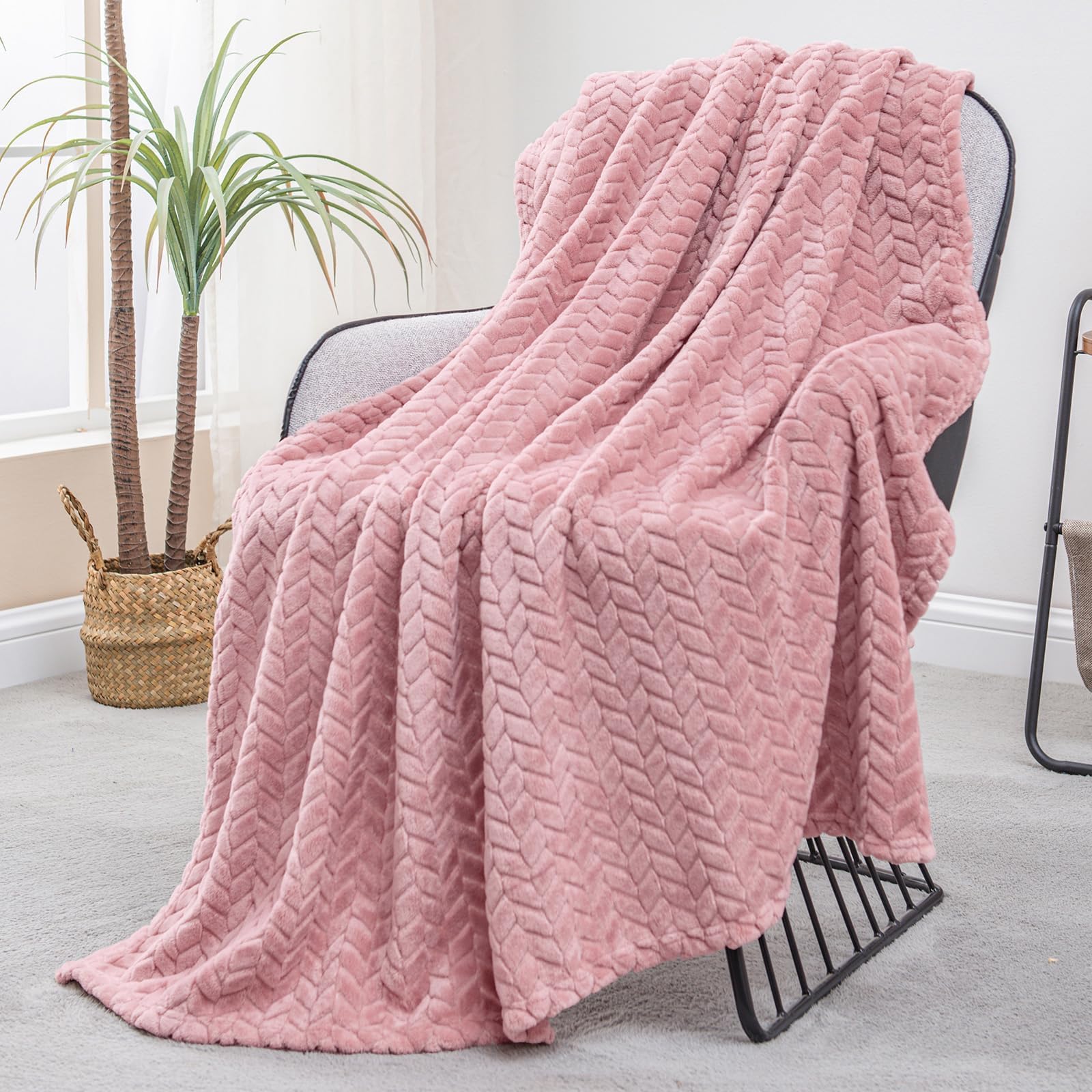 Exclusivo Mezcla Fleece Throw Blanket for Couch Sofa, Pink Soft Plush Blanket, Lightweight Flannel Throws for All Seasons, 50x70 Inches