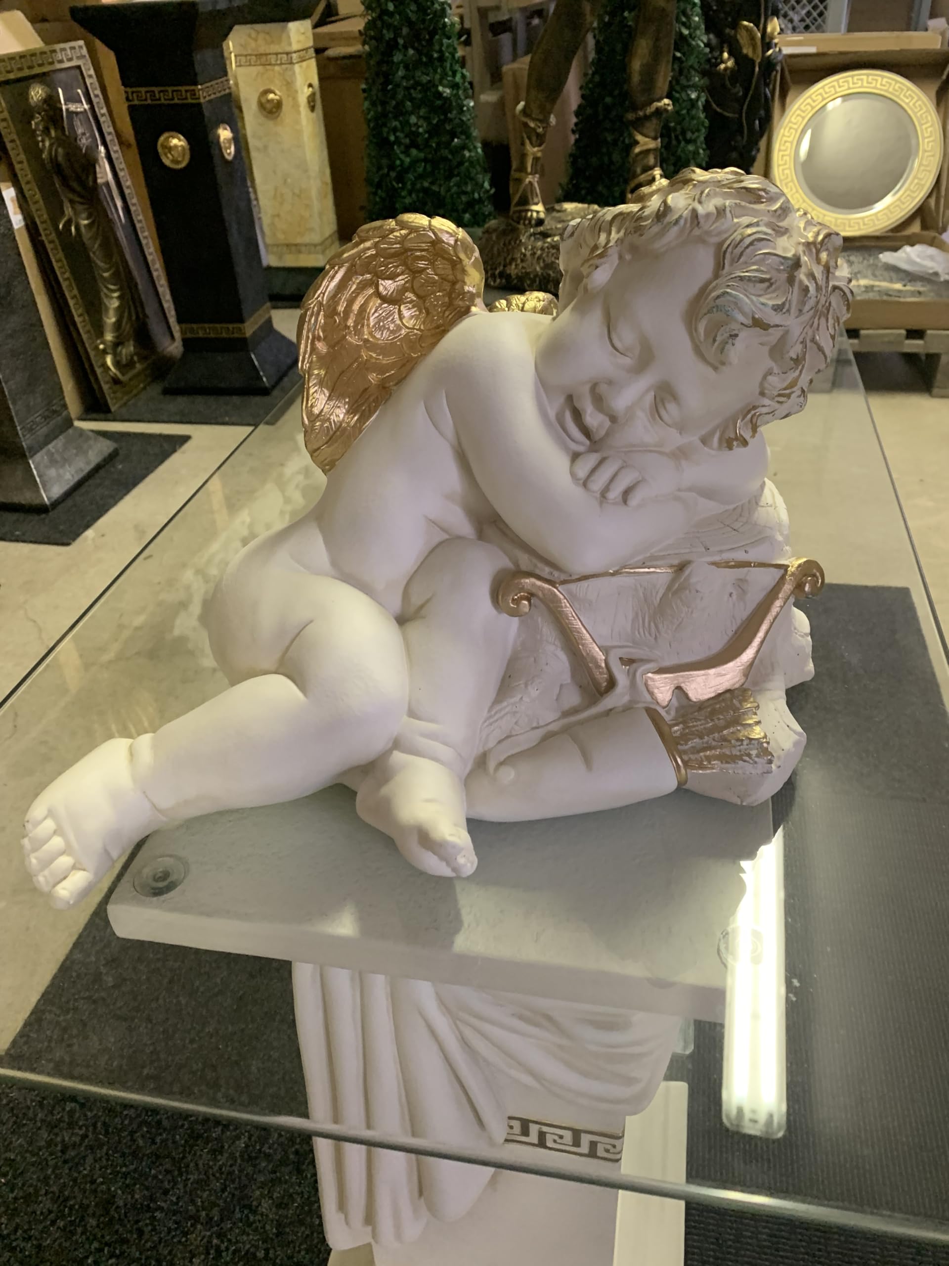 Generisch Figurka śpiącego anioła na pniu drzewa z łukiem i strzałą. 24 cm.