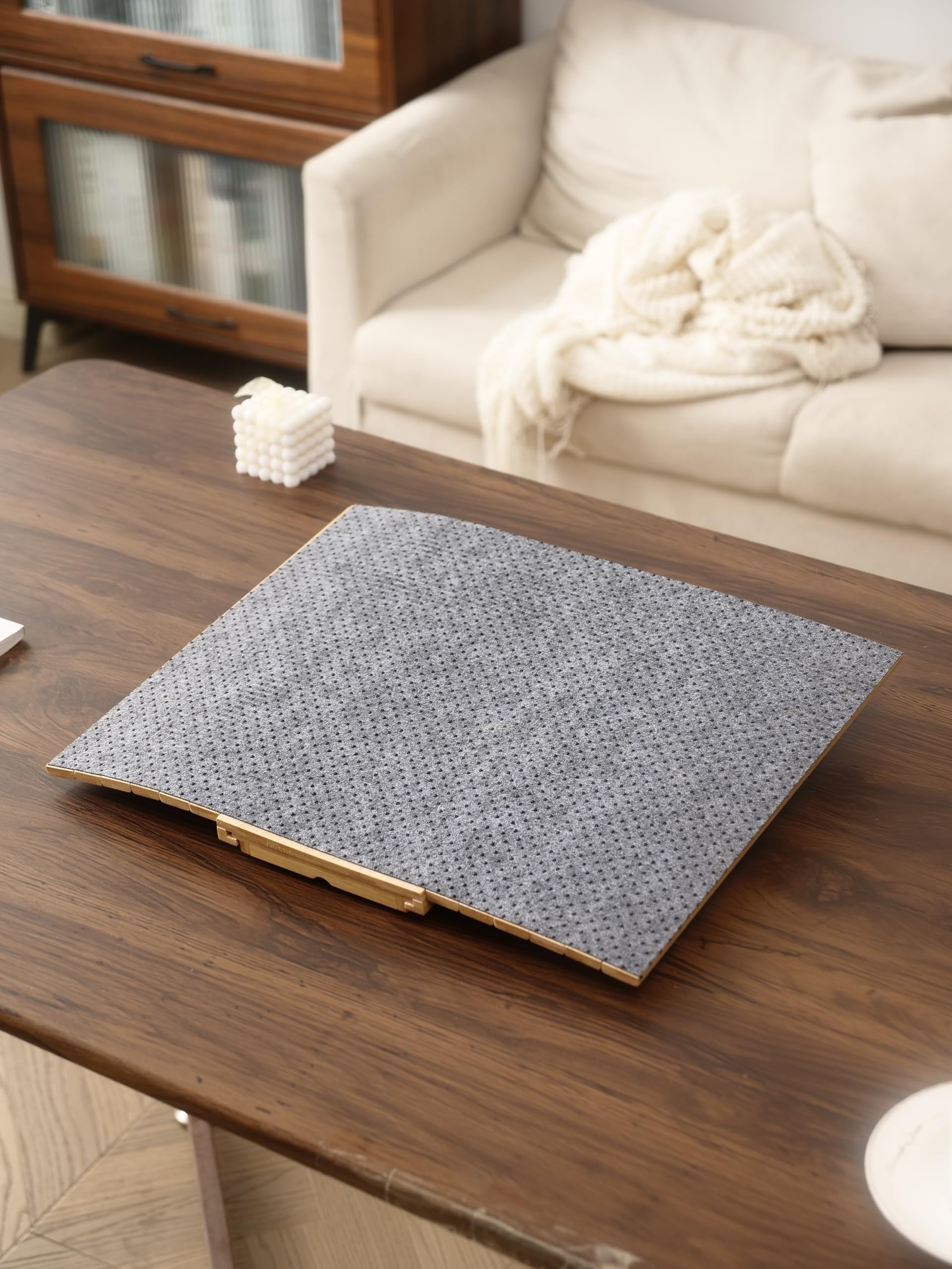 Plateau à accoudoir de canapé en bambou naturel, porte-gobelets escamotable et détachable trois en un, table d'accoudoir avec tapis antidérapant, convient pour ranger boissons, collations