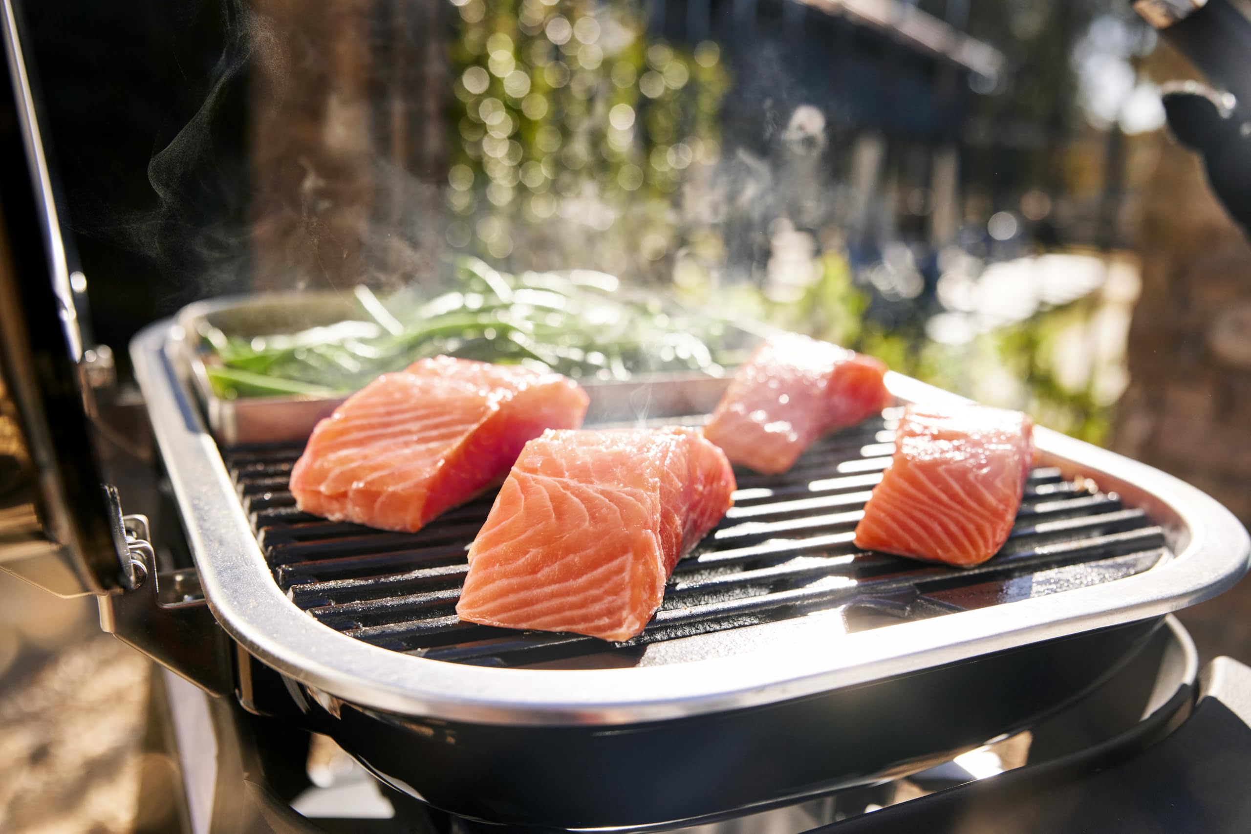 Weber Lumin Compact Tragbarer Kompakter Elektrogrill, Bis zu 315 °C, mit Deckelthermometer, Porzellanemaillierte Gusseisenroste, 43 x 32 cm Grillfläche, Schwarz (1502044)