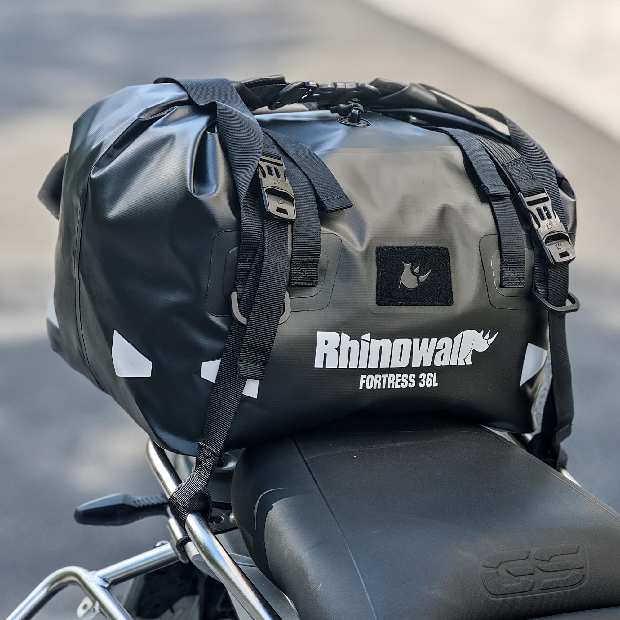 Rhinowalk Motorradtasche Gepäckrolle Wasserdicht 36-72L Hecktasche Sitztasche Satteltasche Reisetasche Duffel Bag für Outdoor Touring, Camping, Motorradfahren