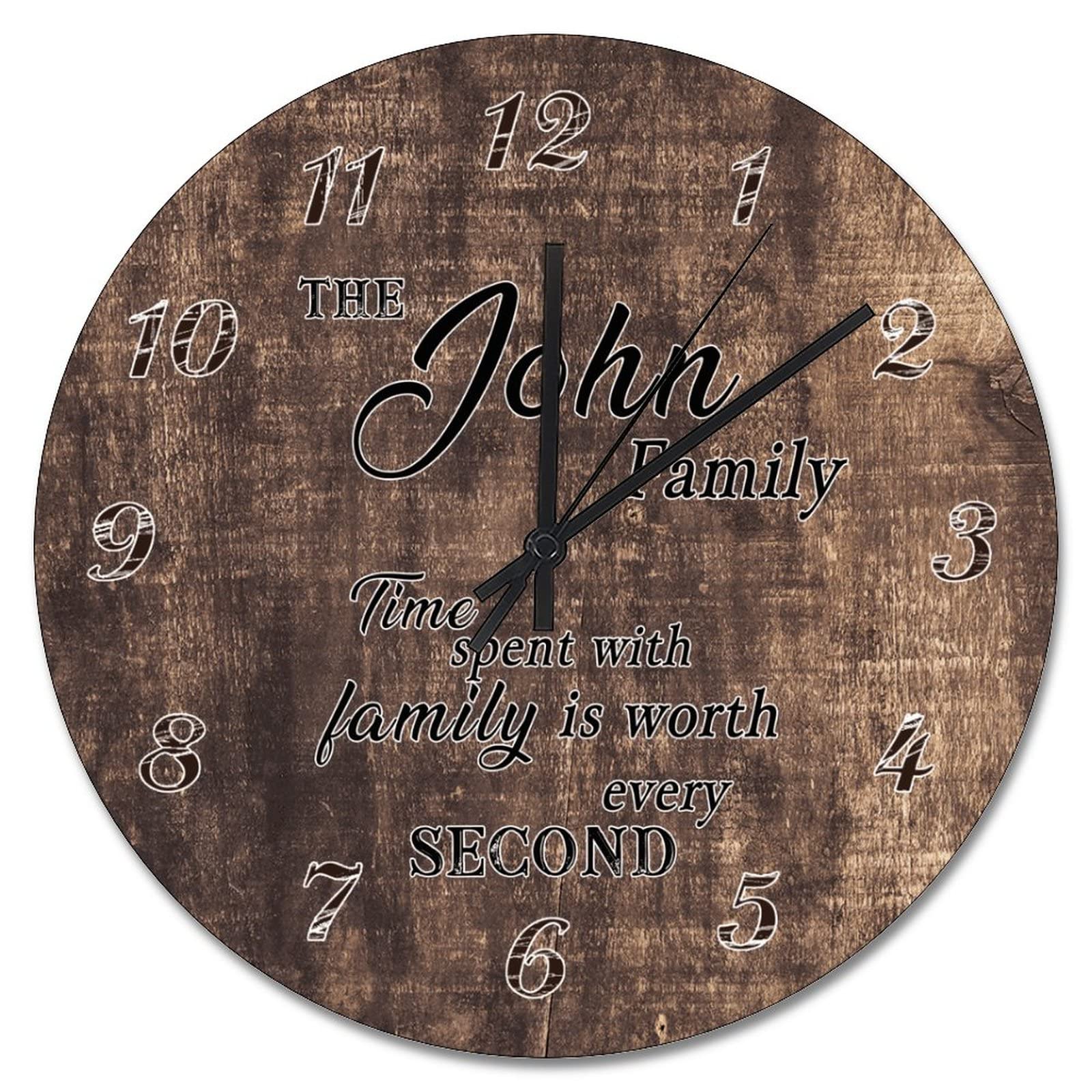 Horloge murale en bois marron rappelant que le temps en famille est précieux