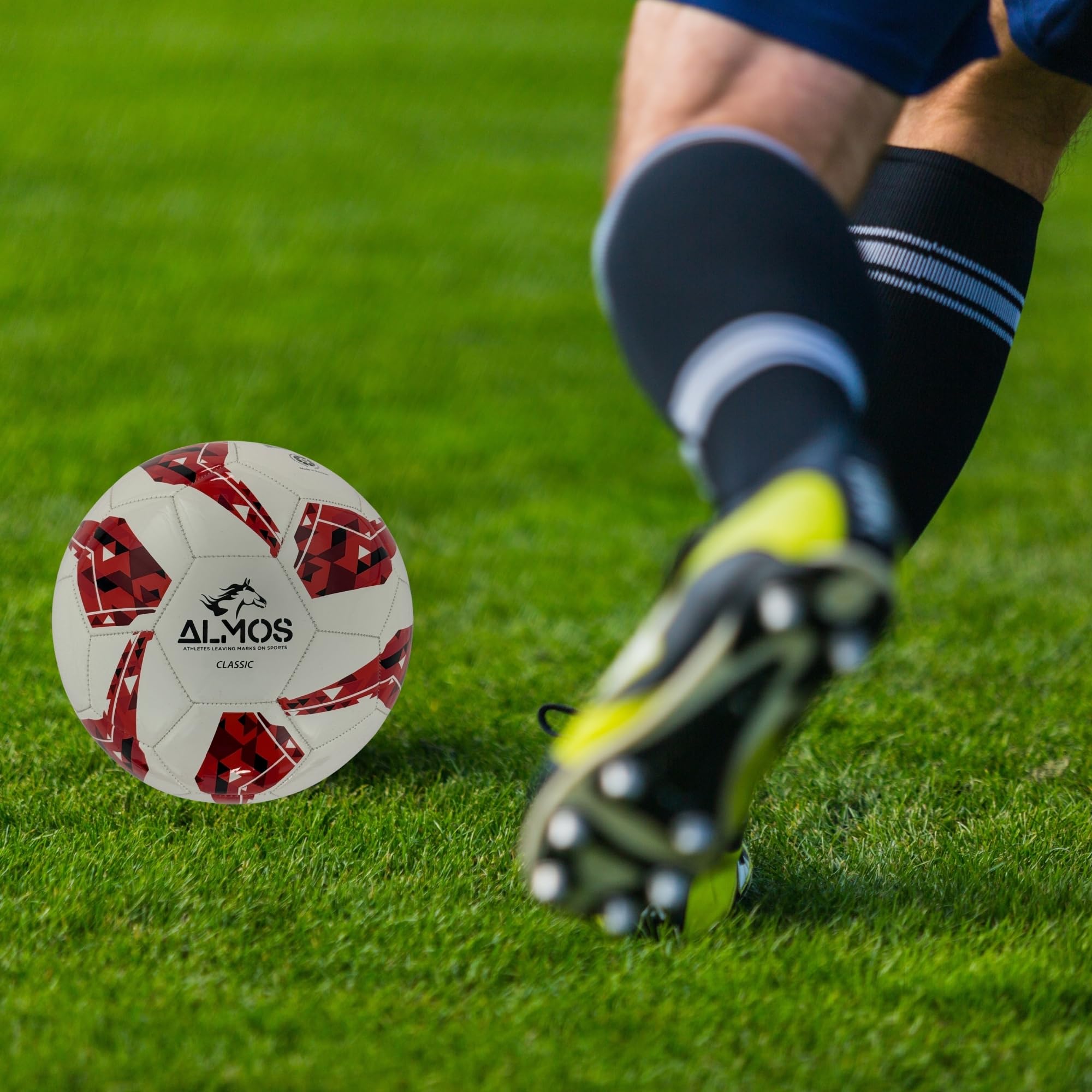 Pallone da calcio classico Almos 32 pannelli, colore rosso, qualità premium con elegante colore rosso, copertura lucida in TPU da 0,15 mm per durata e visibilità: per allenamento e partite di Almos.