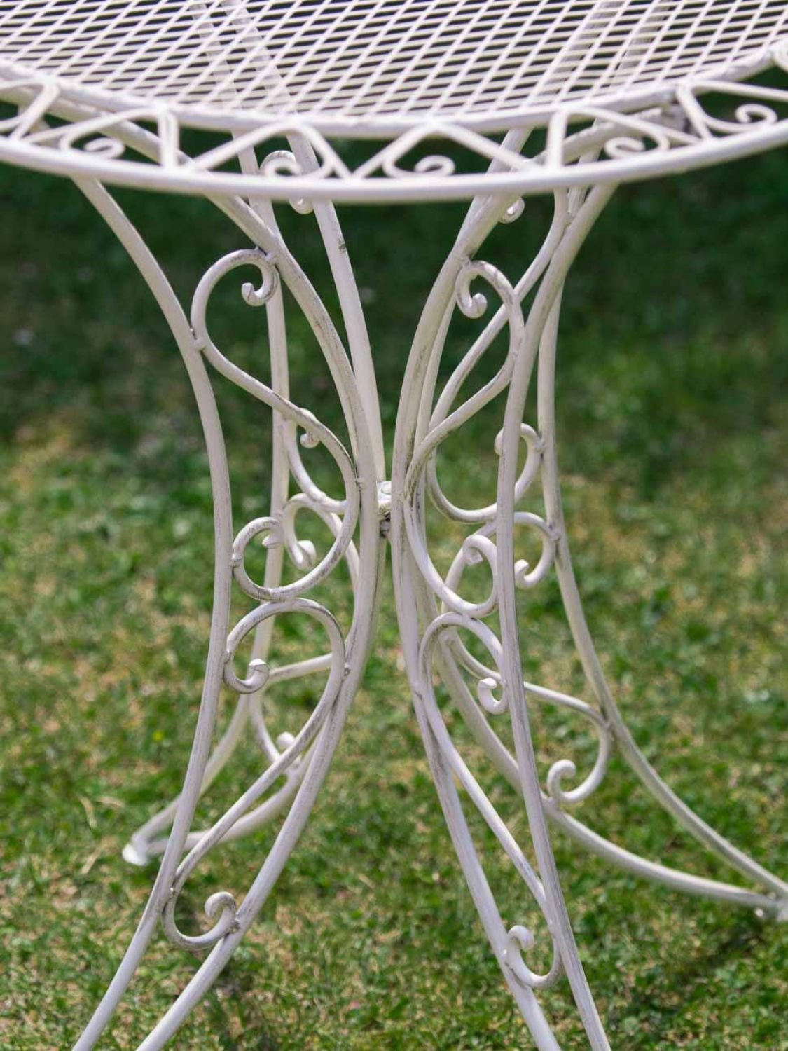 CLP Eisentisch Indra – Nostalgischer Bistrotisch Mit Geschwungenen Beinen, Handgearbeitet, 70×70×72 Cm, Antik Weiß – Stabil, Wetterfest, Für Garten, Terrasse & Balkon