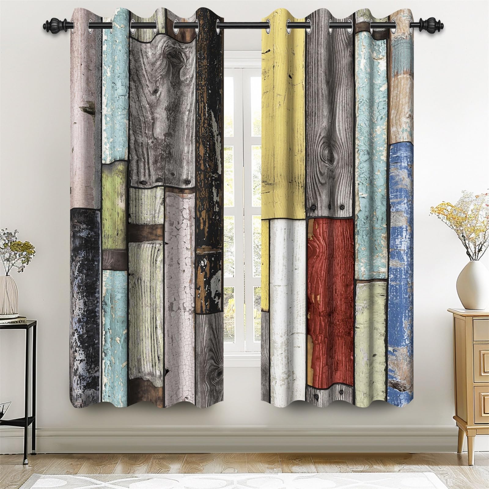 Rideaux occultants pour chambre ambiance chalet et porte de grange en bois Renaiss