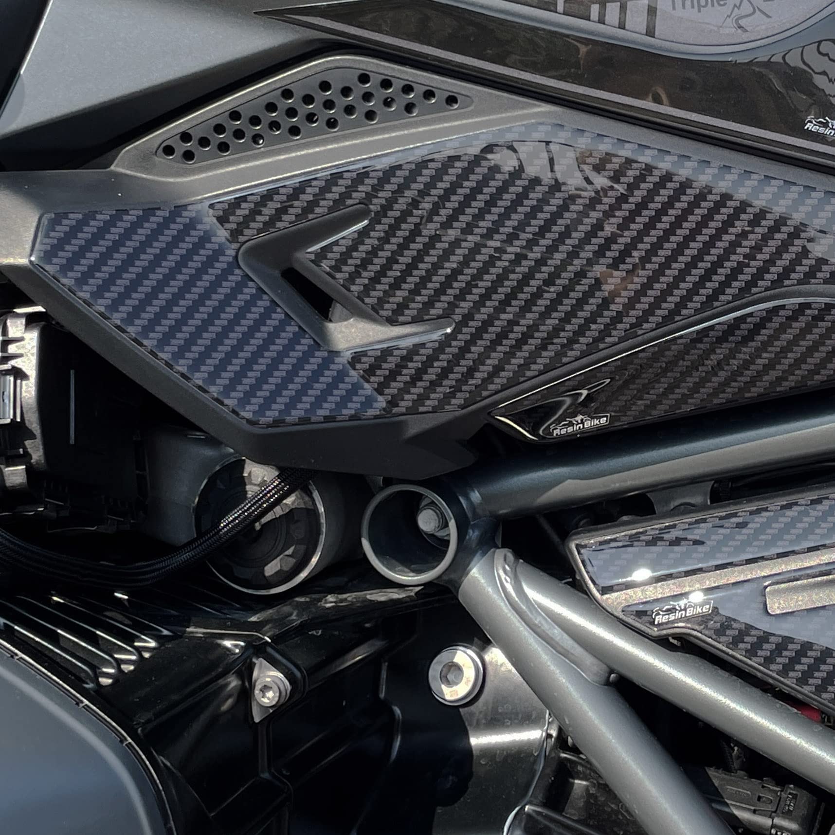 Resin Bike Adesivi Moto Compatibile con Bmw R 1250 GS Triple Black - Edition 40th 2021. Protezioni Para Telaio da Urti e Graffi. Coppia Adesivi 3D Resinati GS 1250