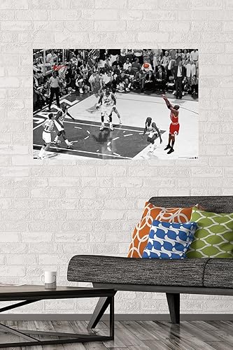 Miniatura 2 de Trends International Michael Jordan - Póster de pared horizontal The Shot, 22.37 x 34.00 pulgadas, versión premium sin marco