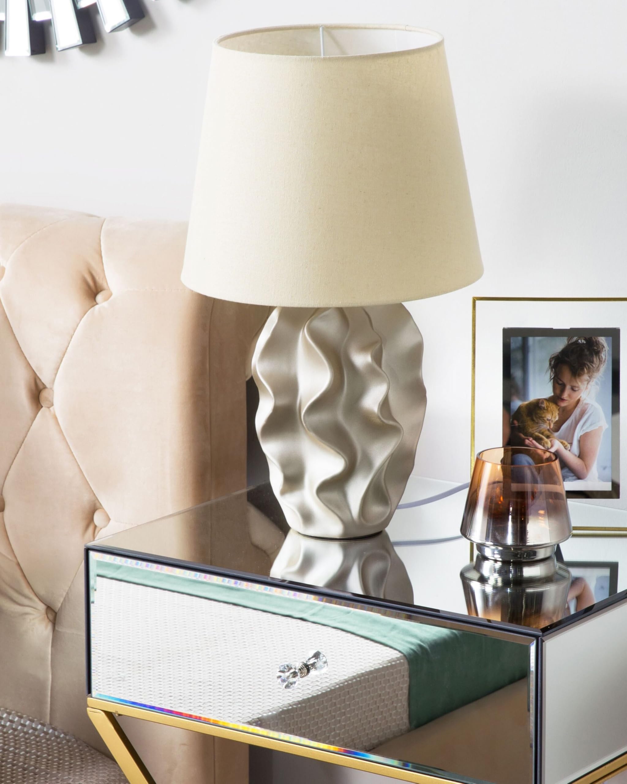 Beliani Lámpara de mesa de cerámica dorada 46 cm base tallada pantalla redonda moderna Allika