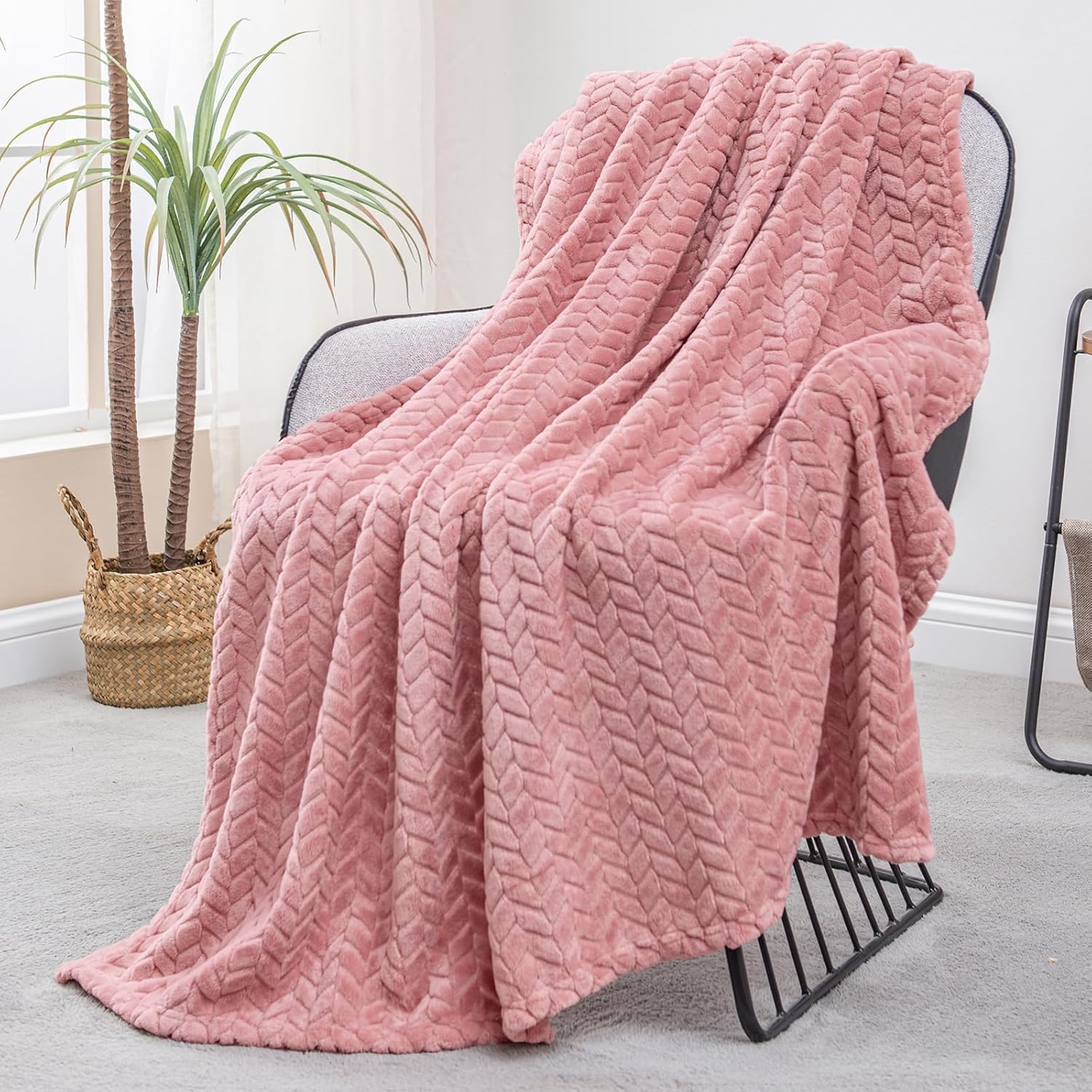 ExclusivoMezcla Pink Jacquard Fleece Throw Blanket 50x70 - Soft Cozy Flannel for Couch Bed, Lightweight Fuzzy Plush Warm