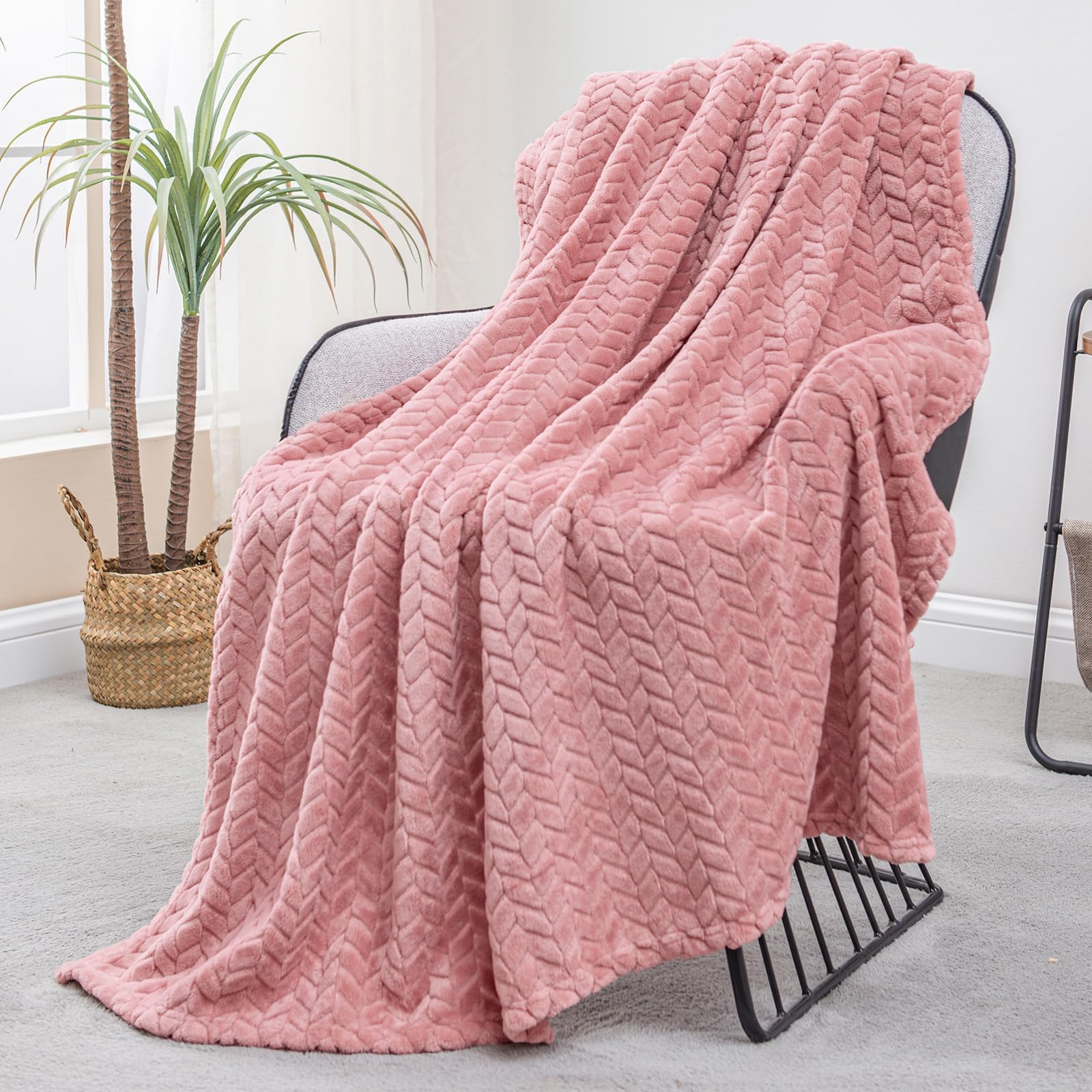 Exclusivo Mezcla Pink Fleece Throw Blanket for Couch and Bed, 50x70 Inches Soft Cozy Jacquard Flannel Blankets, Lightweight Fuzzy Plush Warm Throws for All Seasons