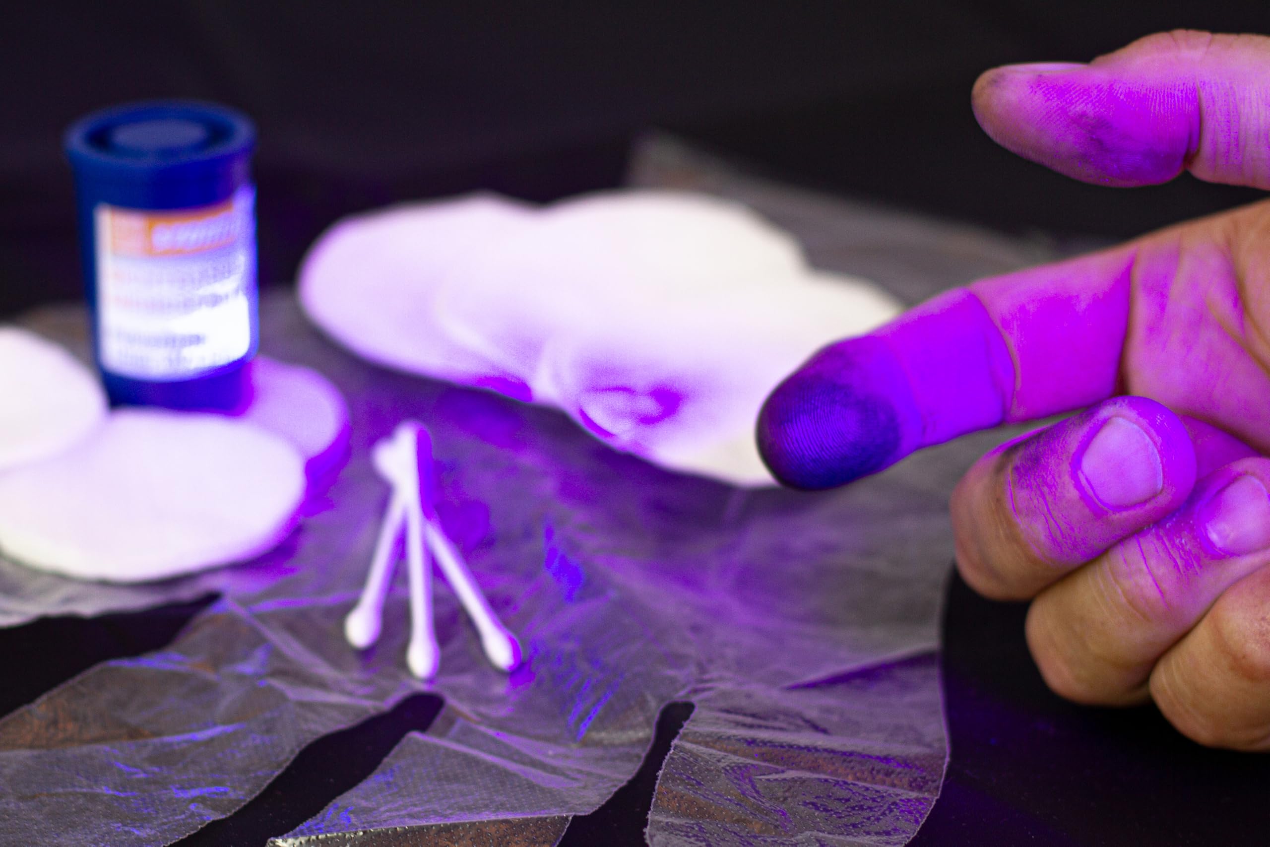 Diebesfallen Universal-Set. Gegenstände mit forensischem Pulver markieren, Diebe sofort oder diskret mit mitgeliefertem UV-Licht überführen. BONUS inklusive: Markierungsstift.