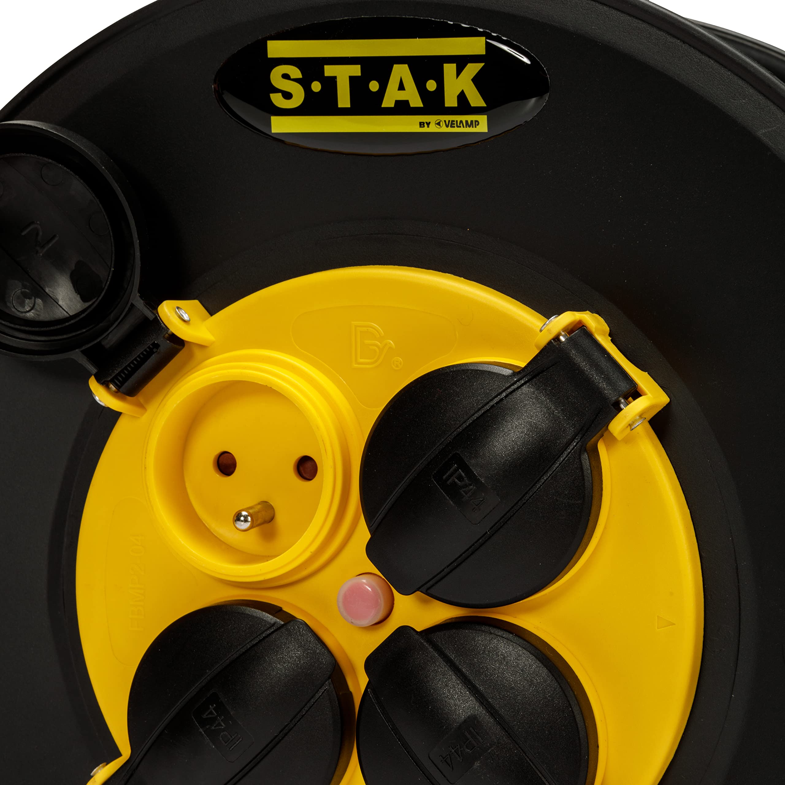Marque : STAK Stak REELART-FR-25 Enrouleur electrique professionnel, water proof IP44 cable 25m en caoutchouc 3G2.5m㎡ pour chantier, bricolage, jardin. 4 Prises, chassis acier, Noir in use