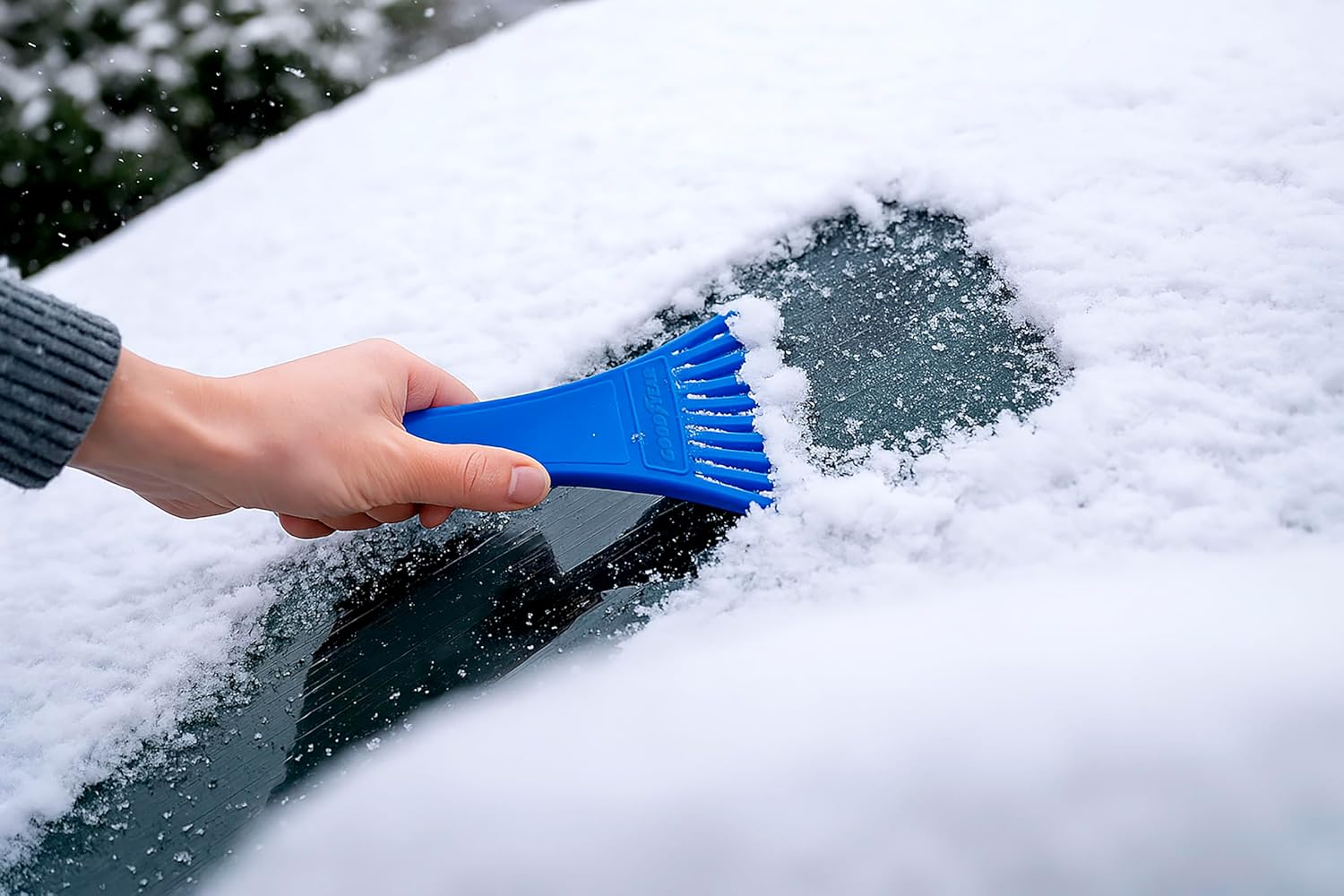 Vue détaillée : Gratter la Glace Épaisse sur votre Voiture n’aura Jamais été aussi Simple et Rapide – Découvrez le Grattoir Goodyear Raclette ECO [{{year}}]