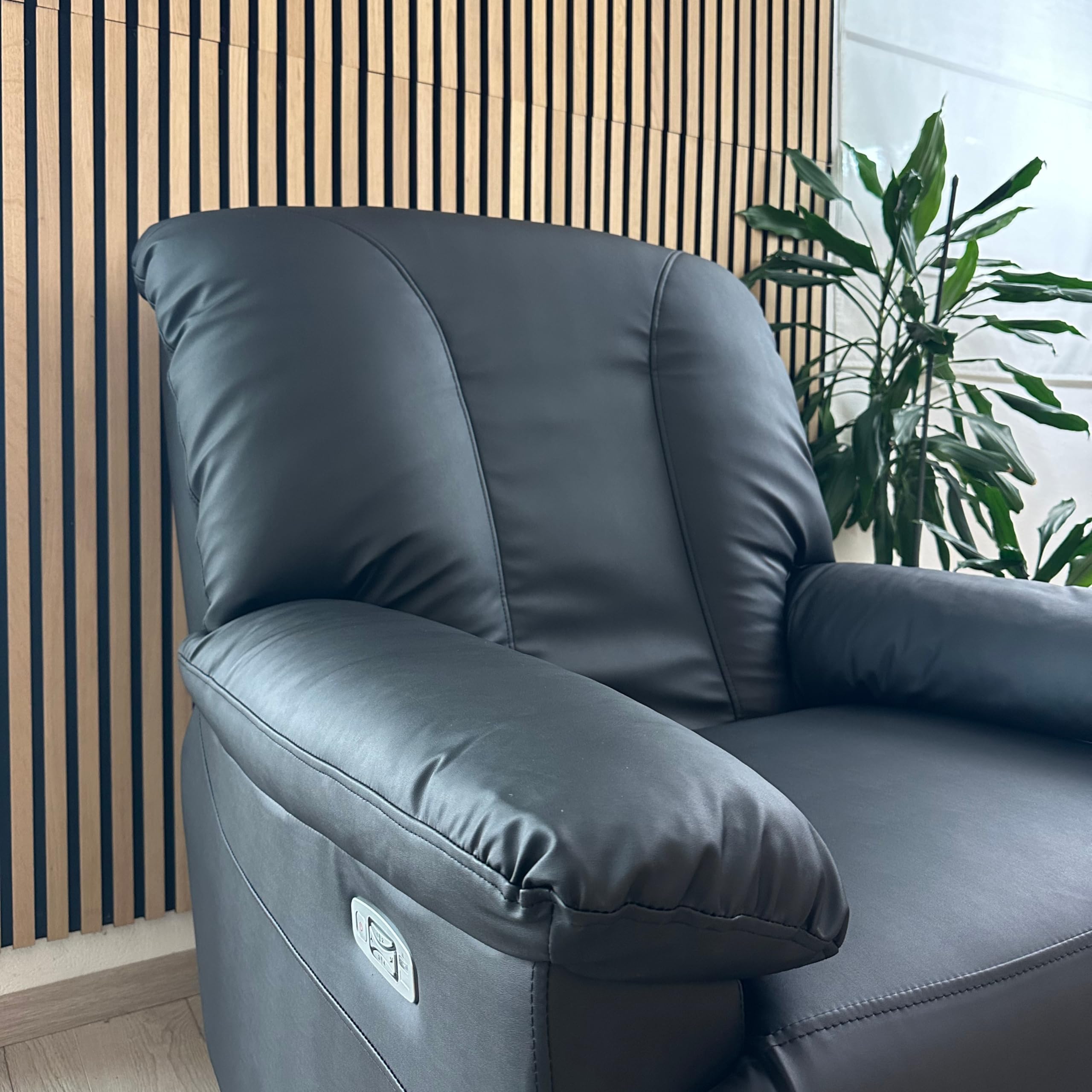 Sanotechnik Massagesessel Schwarz - mit Shiatsu-Funktion, Relaxsessel mit Liegefunktion, Sessel für Wohnzimmer - Massage Stuhl für Entspannung und Ganzkörpermassage - Lederpolsterung