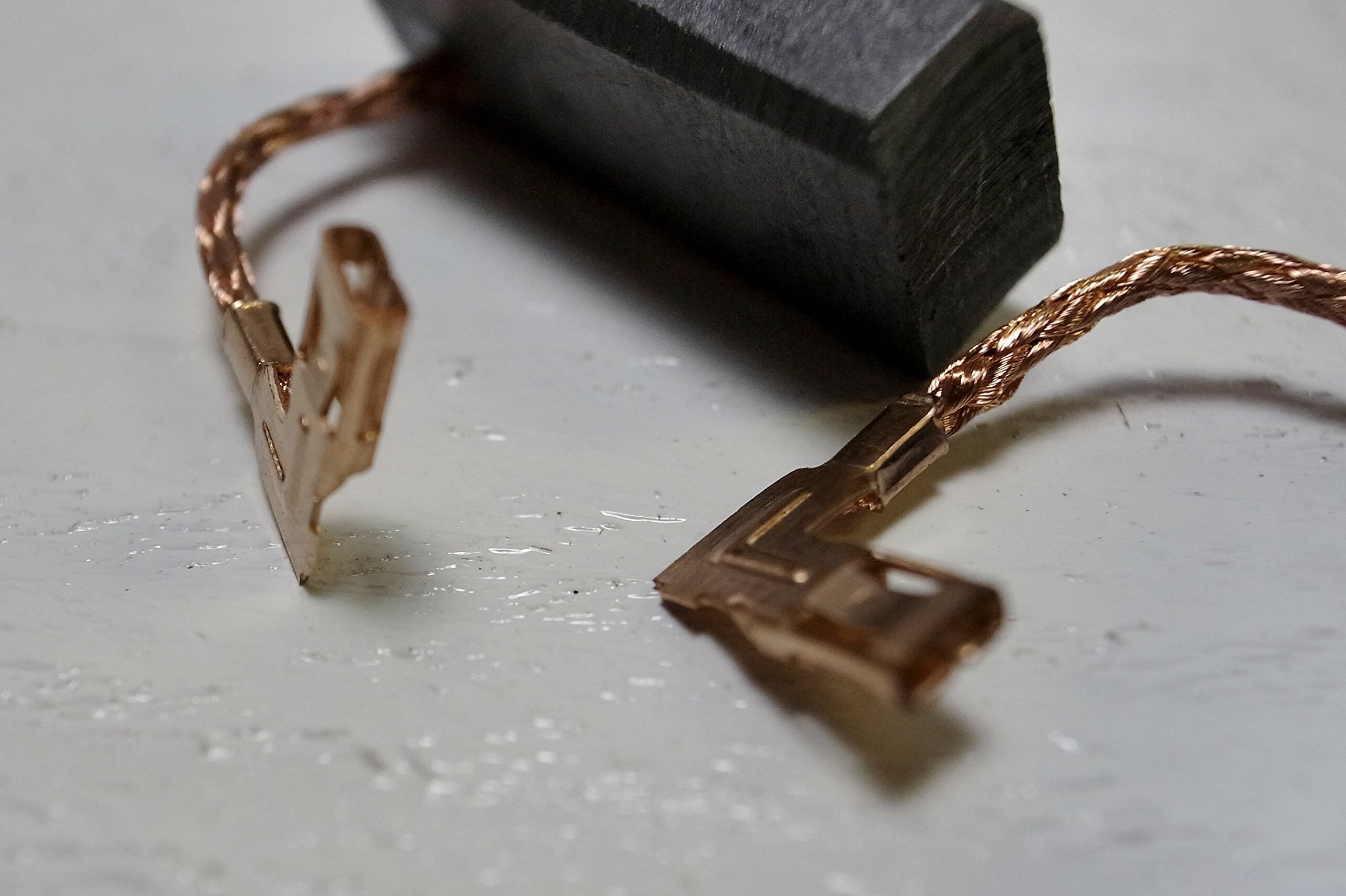 Amazon | マキタ カーボンブラシ(しゃ断タイプ)CB-351 197244-2