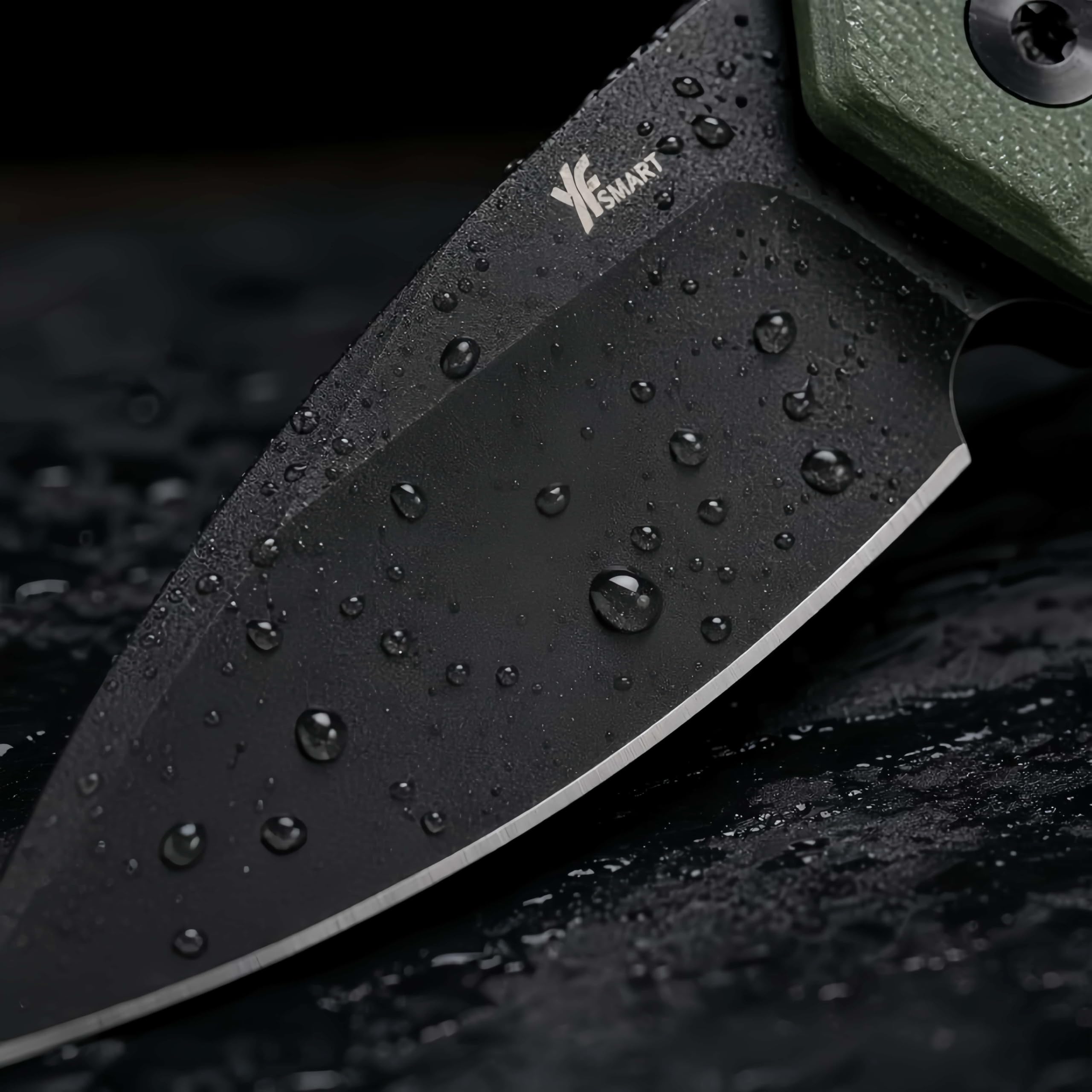 Coltello Tascabile EDC Chiudibile,Lama 5,6 cm con Rivestimento DLC Nero, Impugnatura in G10 Verde Oliva e Intarsi in Fibra di Carbonio, Double-Detent Slip Joint, Hardware in Titanio Satinato
