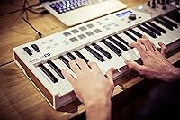 Vista 5 de Arturia KeyLab Essential mk3 - Controlador de teclado MIDI USB de 61 teclas con software Analog Lab V incluido