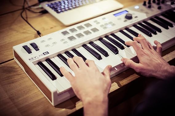 Arturia – Keylab Essential 61 mk3 | Müzik Prodüksiyonu İçin MIDI kontrolcü, Kapsamlı Yazılım Paketi, 61-Tuş, 9 Encoder, 9 Fader, 1 Modülasyon Tekerleği, 1 Pitch Bend Tekerleği, 8 pad - Beyaz | Analog Lab V Yazılımı Dahil 61 Anahtar USB MIDI Klavye Denetleyicisi