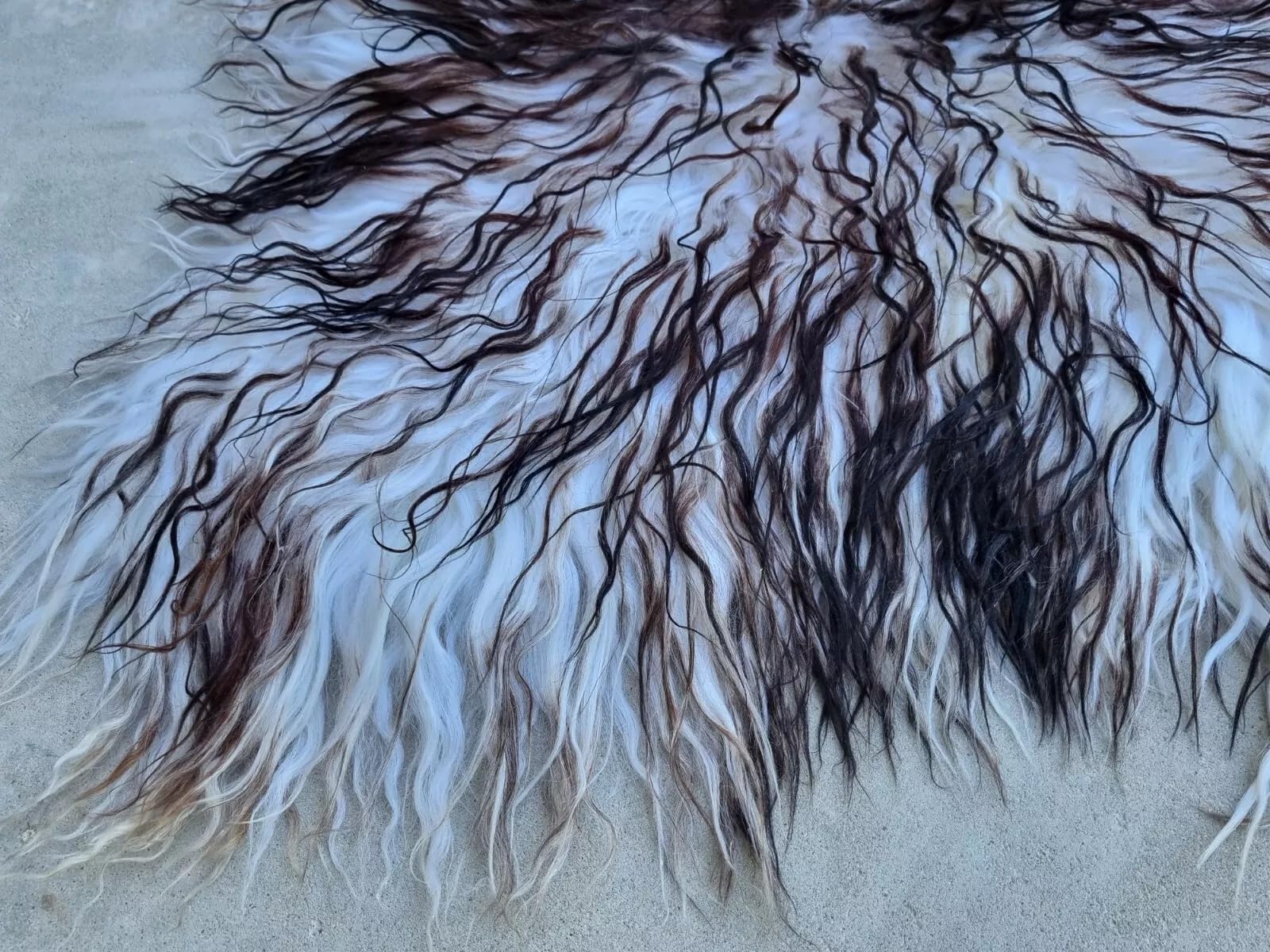 Premium Langhaar Island Schaffell Schaffelle Fell Lammfell Natur lockig Curly (Braun geflammt, 100-110cm x 50-60cm)