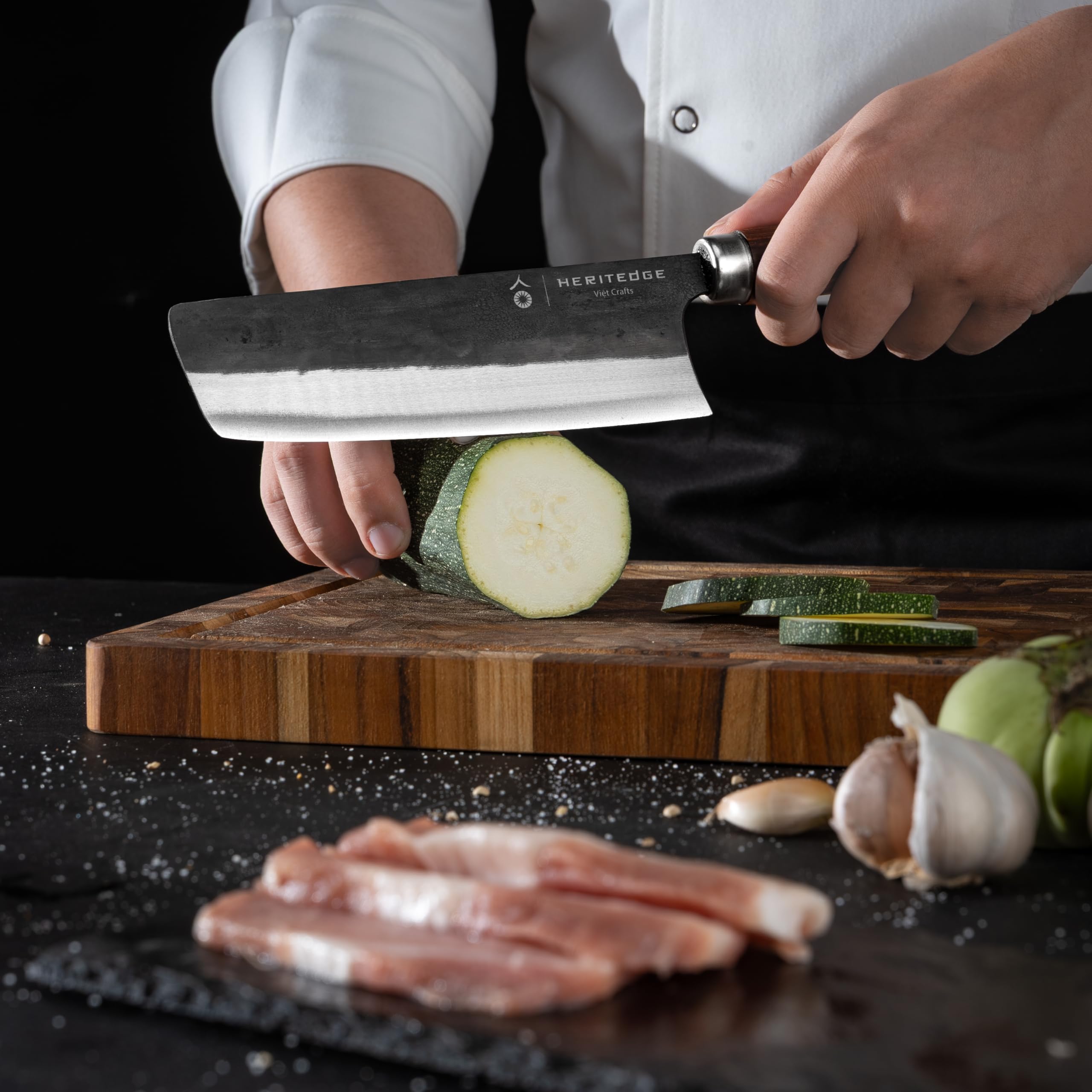 Rua Classic | Handgefertigtes Nakiri Messer 17 cm | Handgeschmiedet in traditioneller Schmiede in Vietnam | Carbonstahl 60–61 HRC | Tamarindenholz