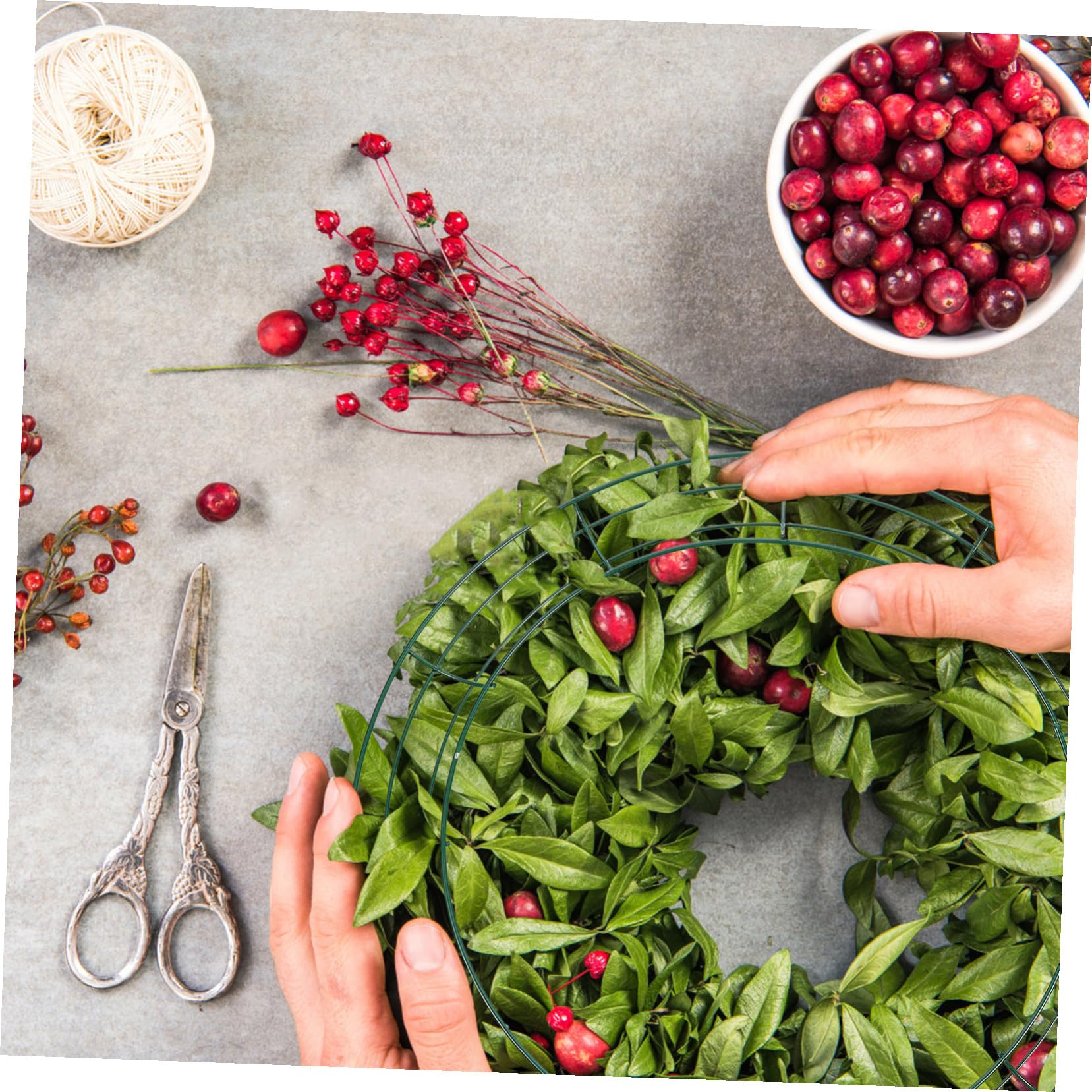 DOITOOL 3 Stück Grüne Metallkranzringe mit Floraldraht Basteldraht Rundes Kranzgestell für DIY Weihnachtsdeko Tischdeko Wanddeko und Festliche Blumenarrangements