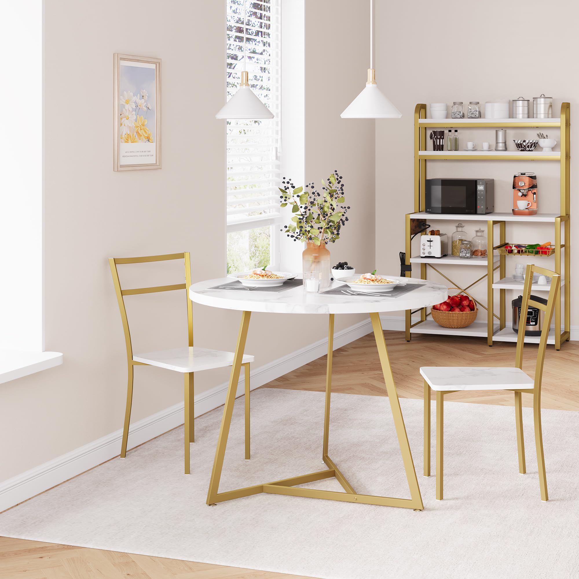 Garvee Mesa Comedor, Mesa de Comedor Redonda con Sillas, Estructura Principal Dorada y Superficie de Mármol Blanco, Ideal para Familia, Uso en Cocina y Salón Interior para Comidas Diarias