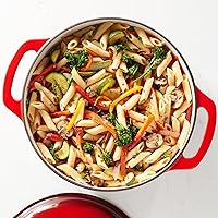 Vista 8 de Horno holandés cubierto de hierro fundido esmaltado Yaxa Basics, 6 cuartos de galón, color rojo.