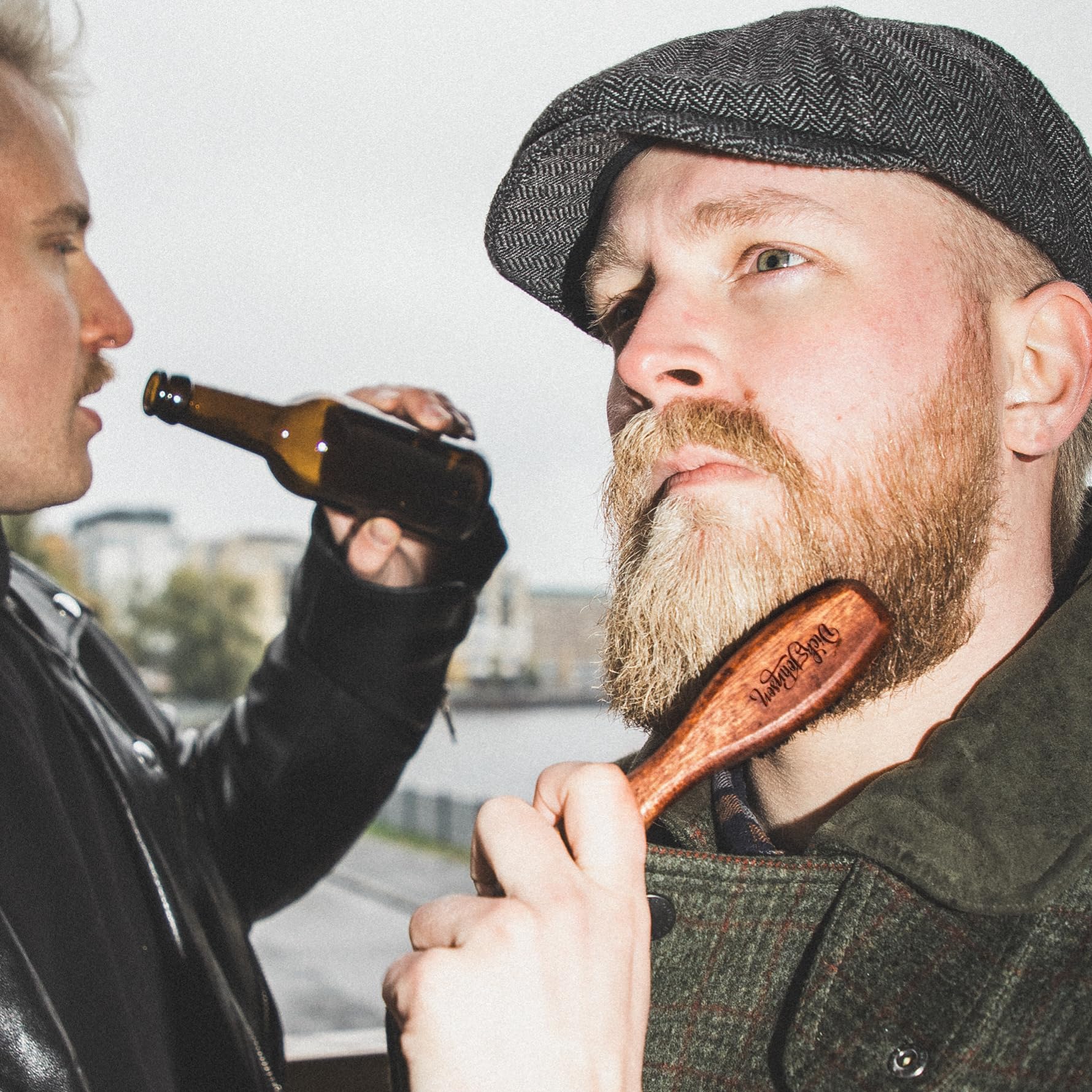 Dick Johnson Bartbürste Männer 15 cm– Wildschweinborsten mit Nylonstiften für Bartpflege & Styling – Holzbürste für langen Bart & Vollbart – Bart Kamm Set Ergänzung – Handgefertigt in Spanien
