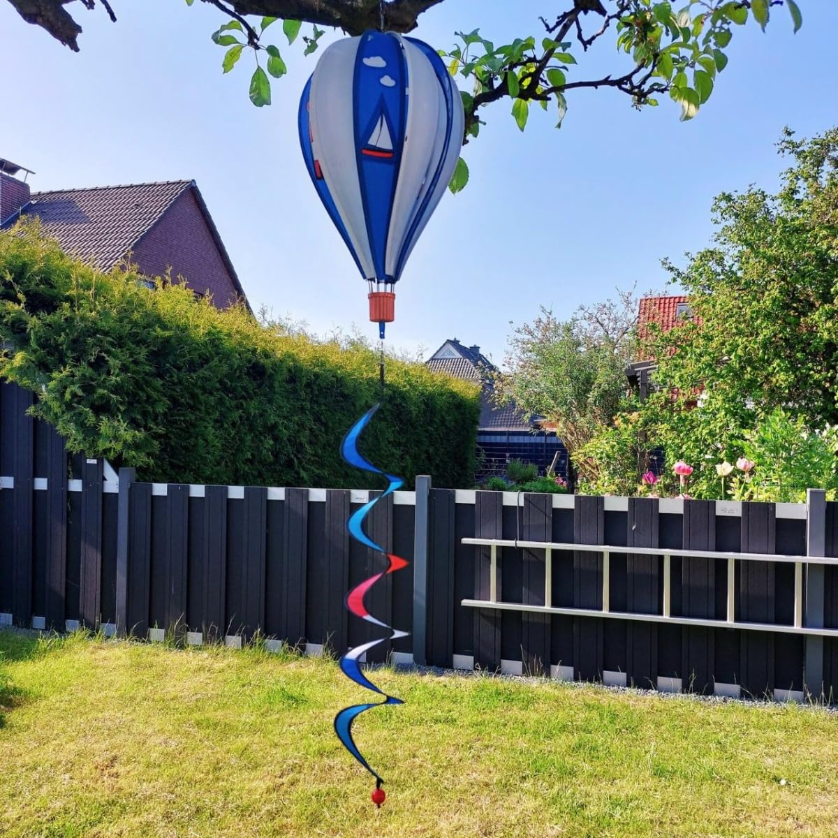 CIM Windspiel - Heißluftballon Twister Maritim - wetterbeständig - Ballon: Ø23cm x 37cm, Twister: Ø10cm x 75cm - inklusive Aufhängung