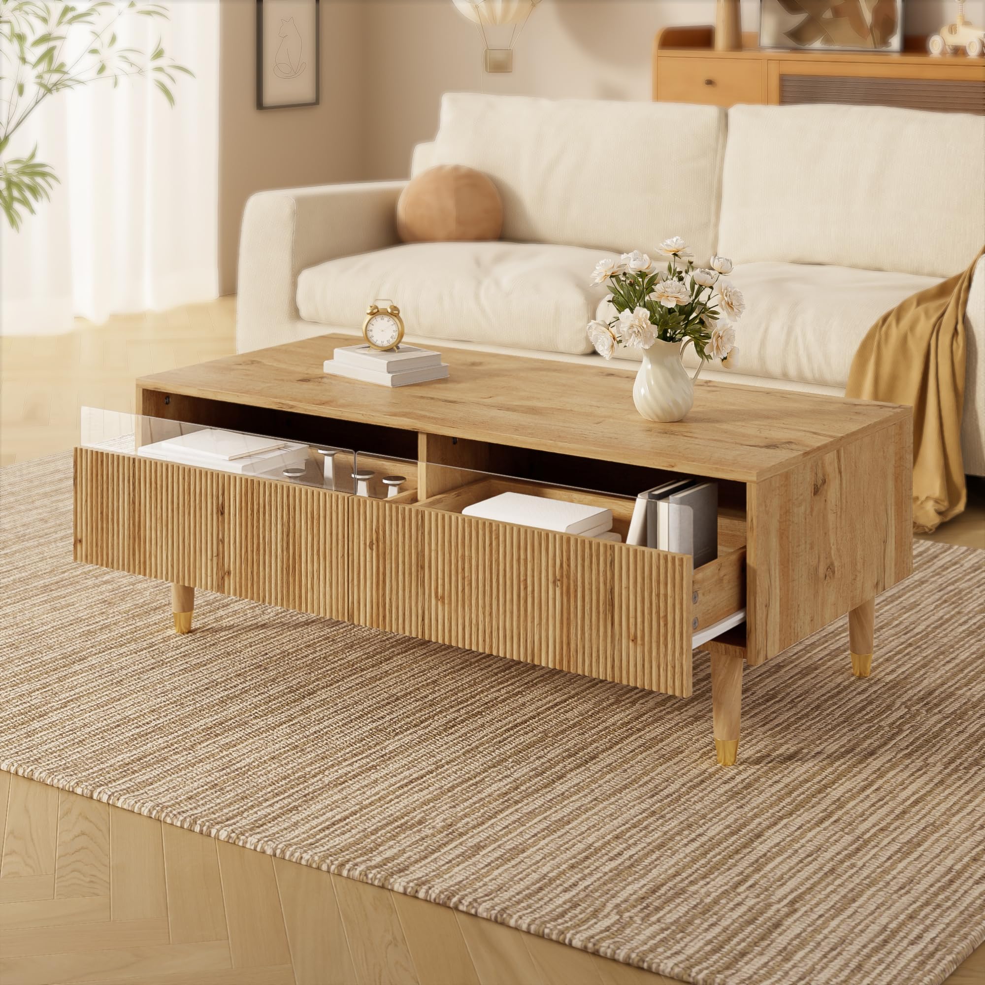 Mesa de centro con cajón ondulado, patas de madera dorada, dos cajones