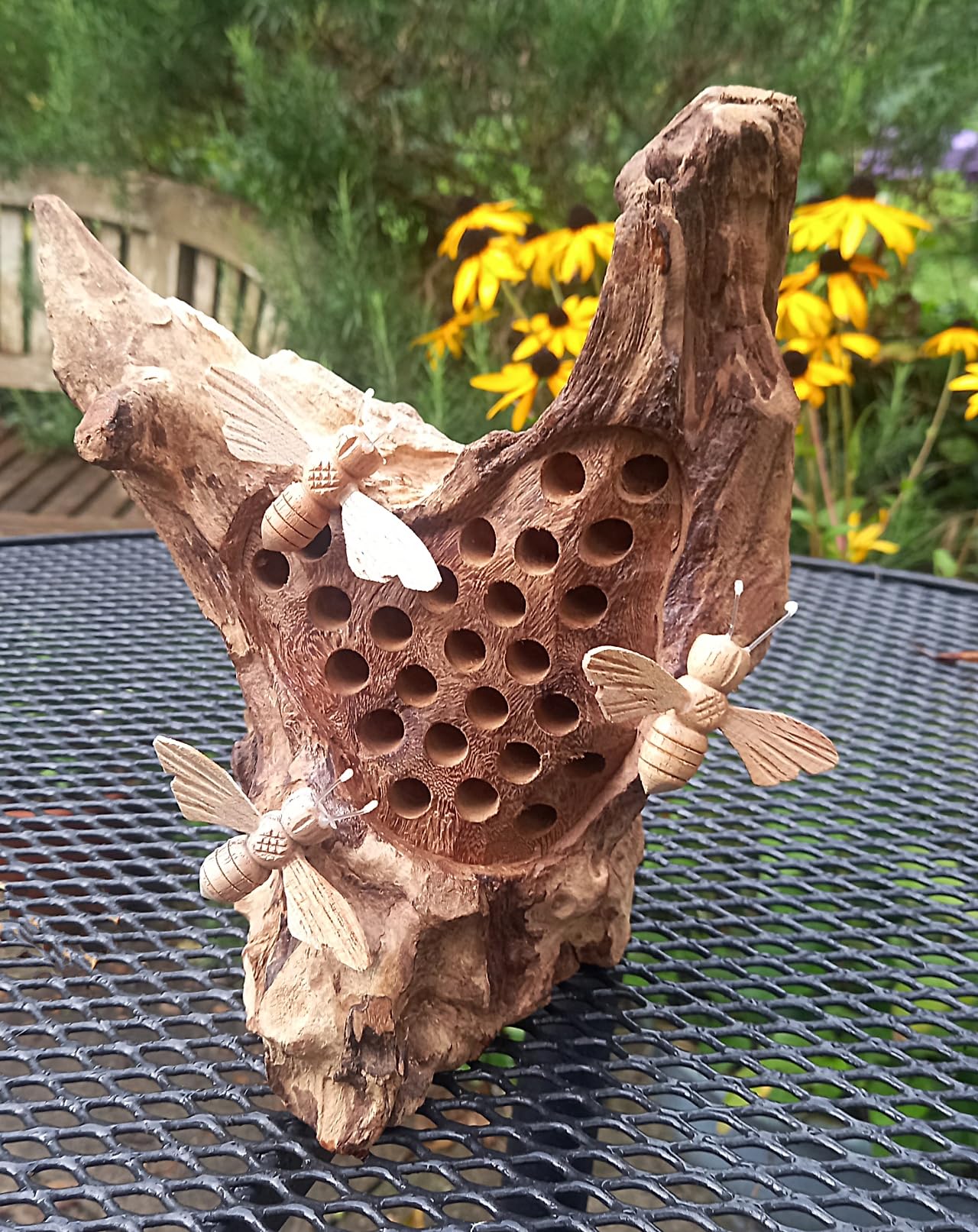 Insektenhotel aus Teakholz mit geschnitzten Bienen, 25 cm Ein schönes Insektenhotel für Ihren Garten, Terrasse oder Terrasse