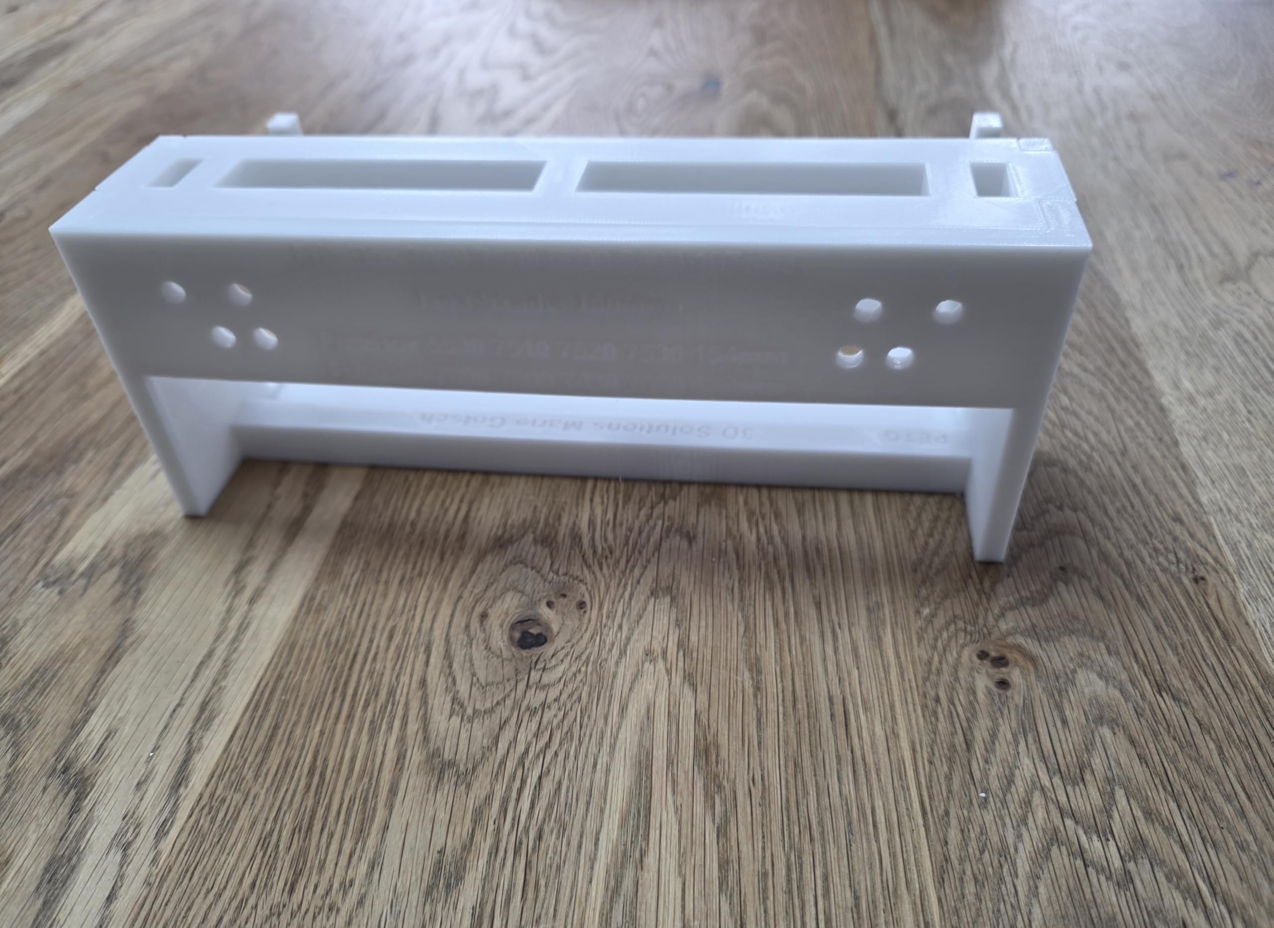 Simply Clever Premium Wandhalter AVM FRITZBox 5690 Pro passend für das Lochbild der Skadis Lochplatte