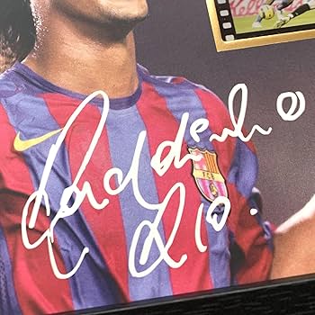 THE DUGOUT ロナウジーニョ　直筆サインフォト　額縁付き ロナウジーニョ＆メッシ直筆サイン入りバルセロナ04/05フォト特製