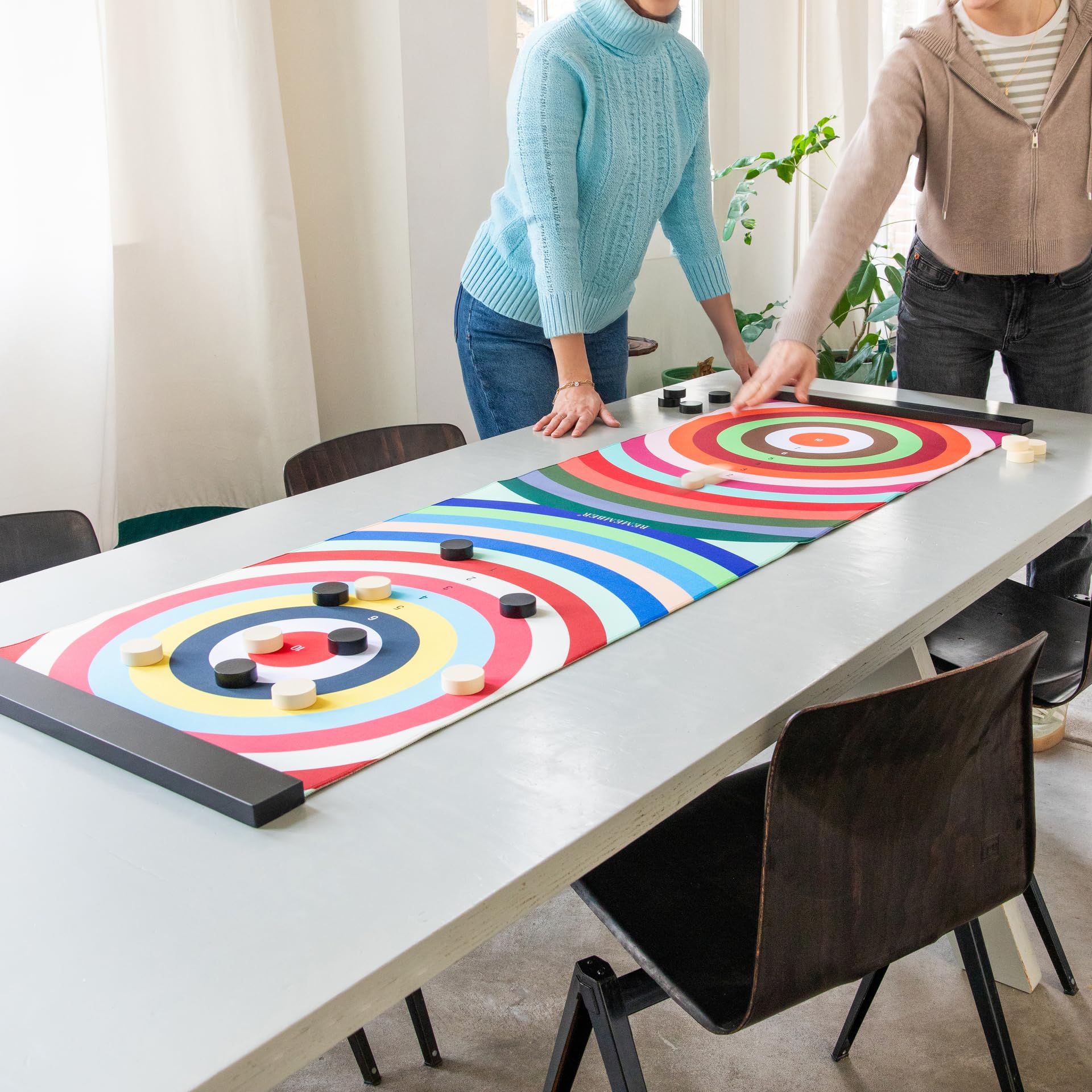 Remember Colour Curling | The Colourful Slide Game mit großer Spielmatte 150x50cm aus Neopren | 18 Spielsteine aus Holz | Baumwollbeutel für Transport | 2-8 Spieler | ab 6 Jahren