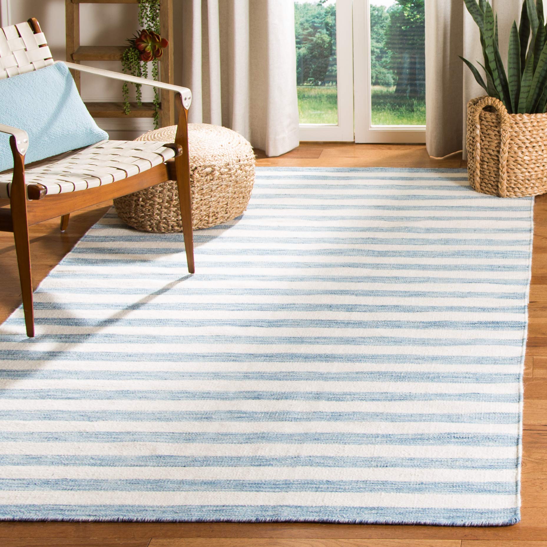 Safavieh Contemporary Indoor Flatweave Rectangle Area Rug, Dhurrie Collection, DHU575, in Blue / Ivory, 152 X 244 cm for Living Room, Bedroom or Any Indoor Space
