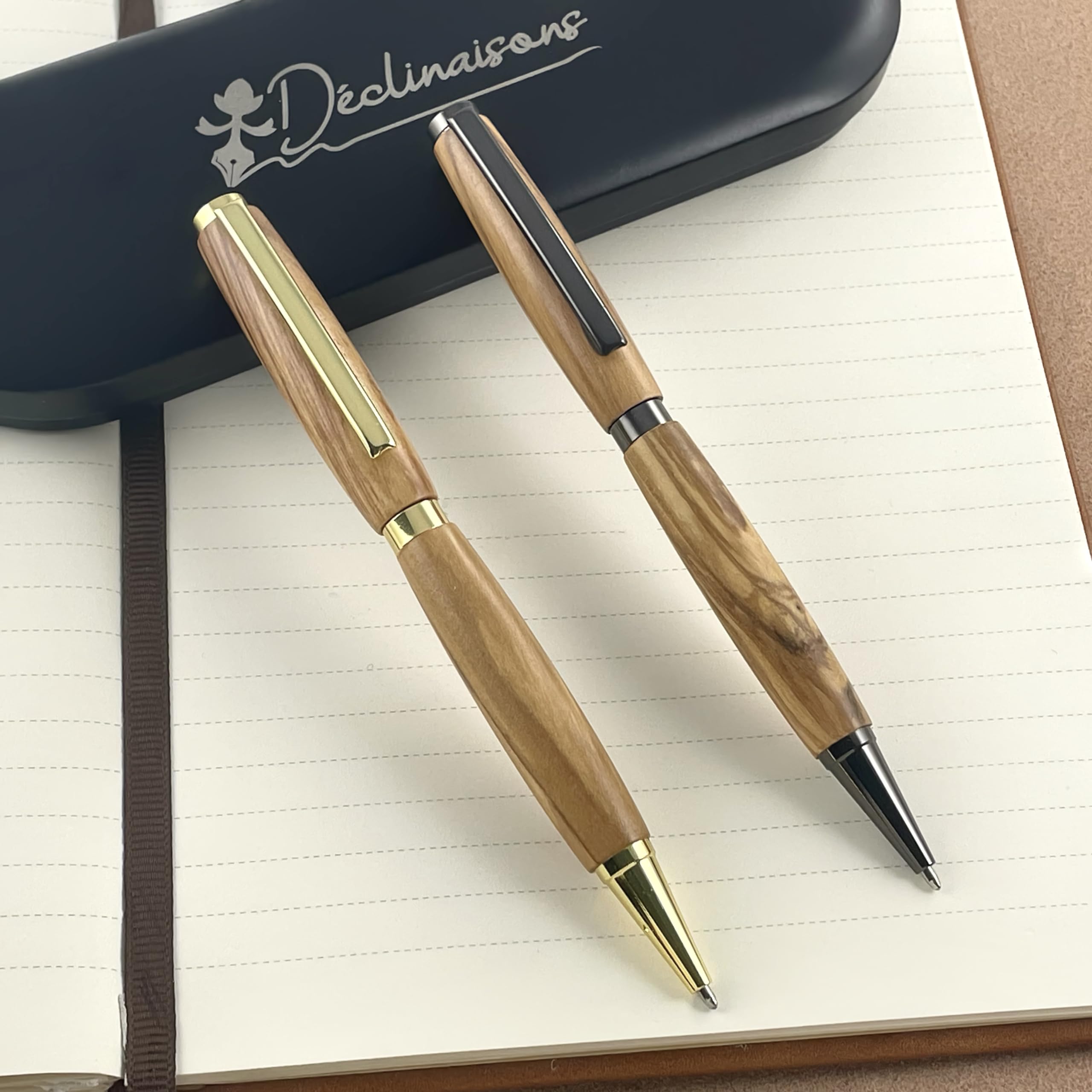 Parure 2 Stylos Bois Olivier d’Italie Fabriqué à la Main en France Cadeau Stylo Personnalisé Gravure Boite Métal