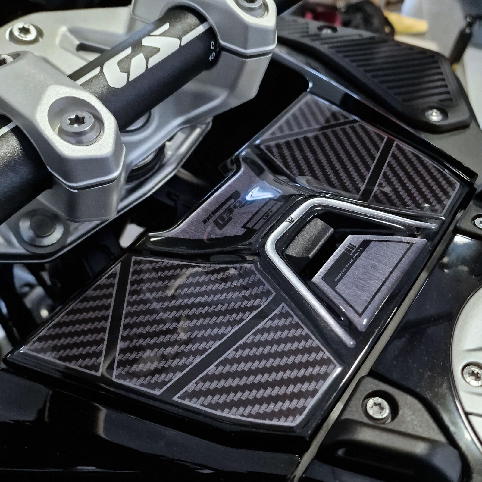 Resin Bike Naklejki Moto kompatybilne z BMW R 1300 GS Adventure 2025. Chronią uchwyt zbiornika przed uderzeniami i zadrapaniami. Naklejki żywiczne z efektem 3D - wyprodukowane we Włoszech