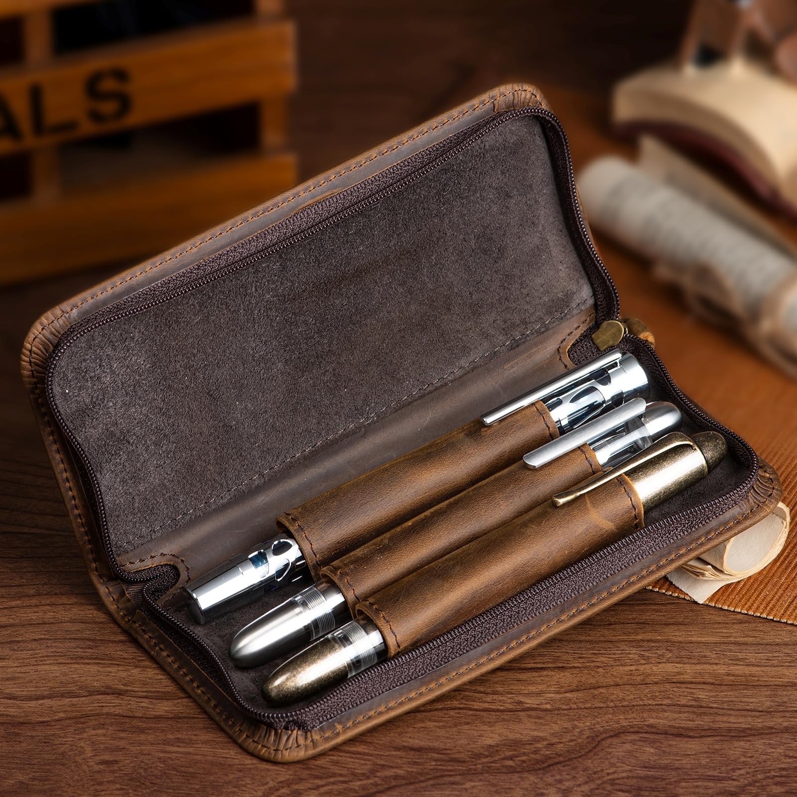 Estuche De Cuero Para Bolígrafos – 3 Ranuras, Carcasa Rígida Con Cremallera, Tamaño 16.5x8 Cm, Color Café, Para Hombre O Mujer