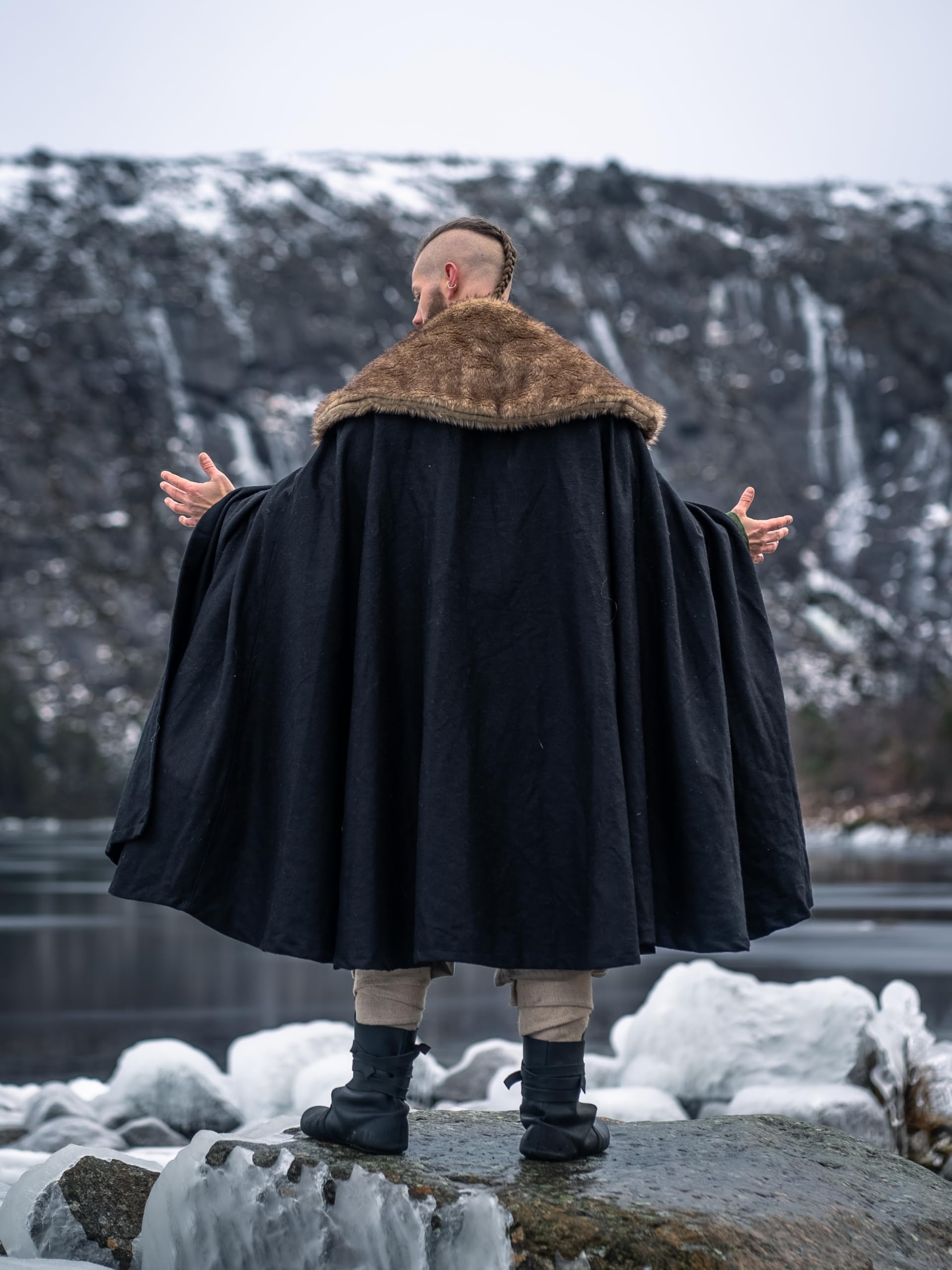 Leonardo Carbone® Unisex Wikinger Umhang Janne mit Kunstfell - Mittelalter Kleidung Damen & Herren, Cape Männer, Hobbit Kostüm, LARP-Kleidung, Wikinger, Cosplay Herren, Halloween, Karneval Schwarz