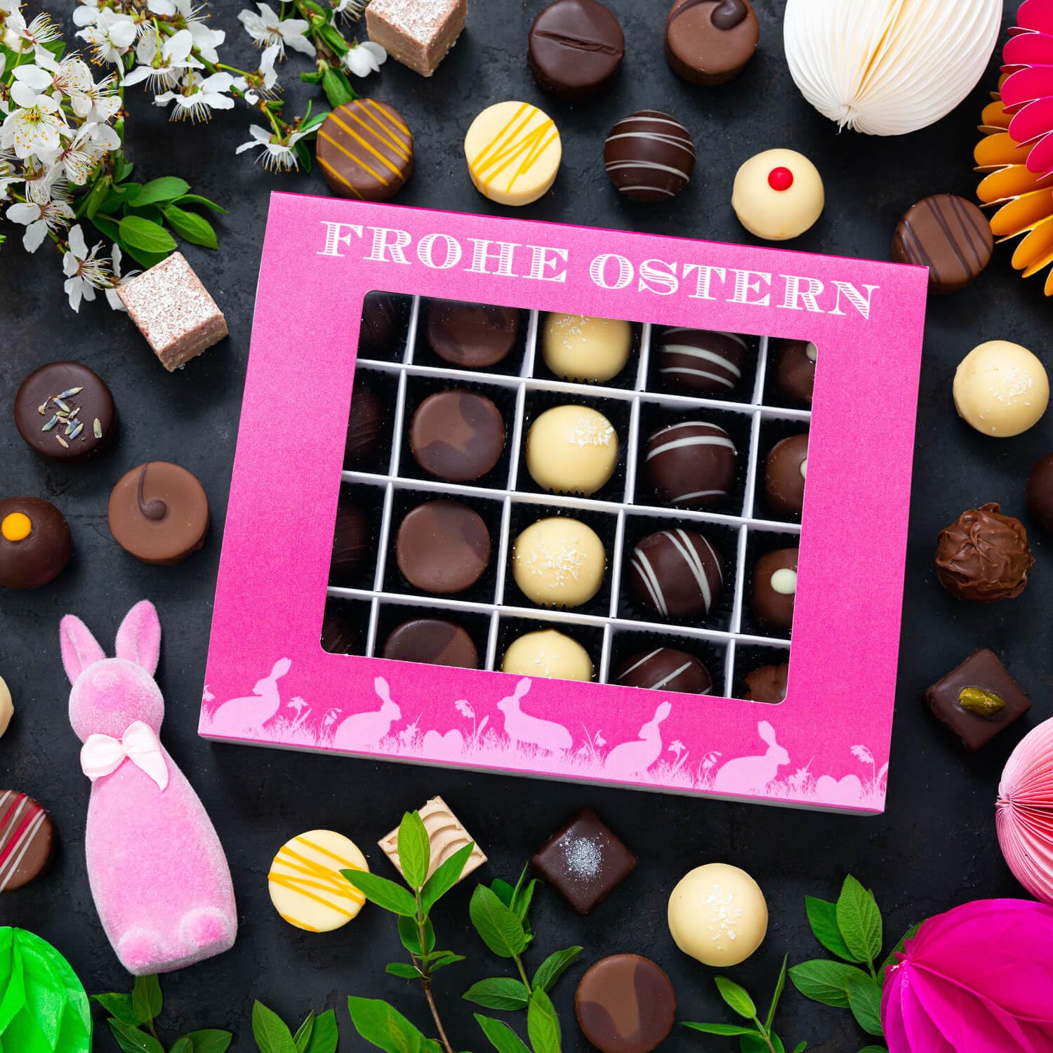 Hallingers Genuss Manufaktur Pralinen Oster-Geschenk - mit & ohne Alkohol, handmade aus Confiserie-Edelkakao in wertiger XL-Geschenkbox ""Frohe Ostern pink"", Ostern Körbchen für Frauen Mädchen