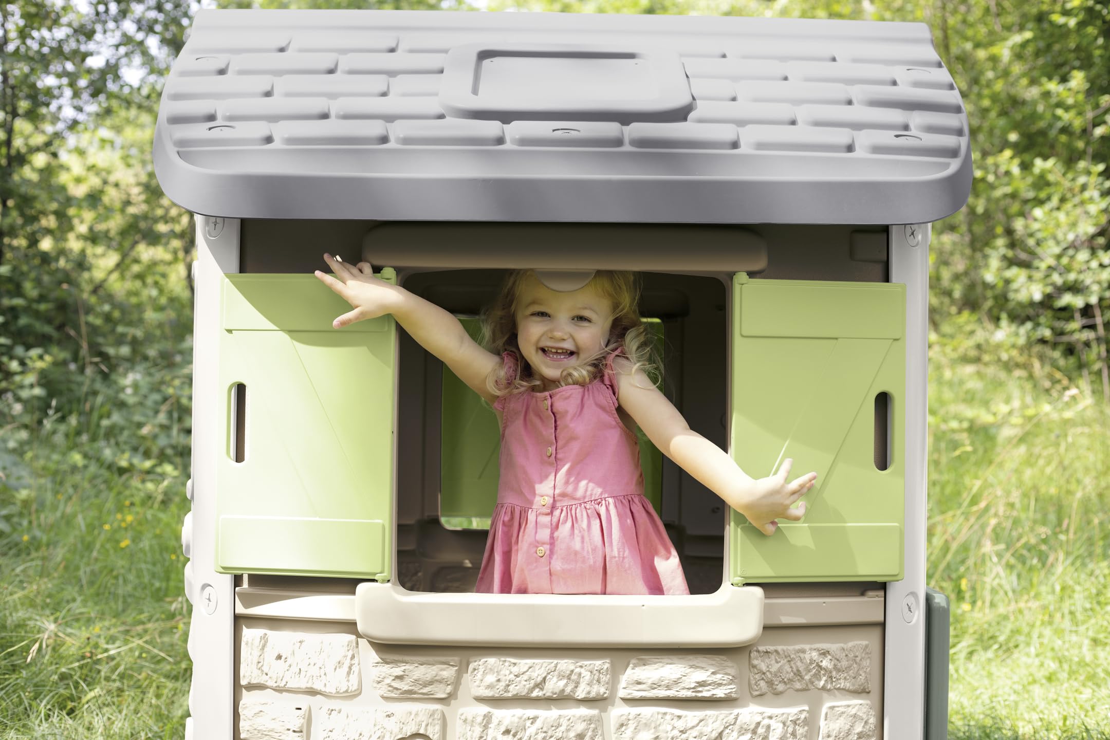 Smoby Life Casa Jura Lodge - Casa de Juegos Infantil con 2 Puertas Bajas, Ventanas con Contraventanas y Comedero para Pájaros - Material Reciclado - Resistente Rayos UV - Más de 2 años (7600810504)