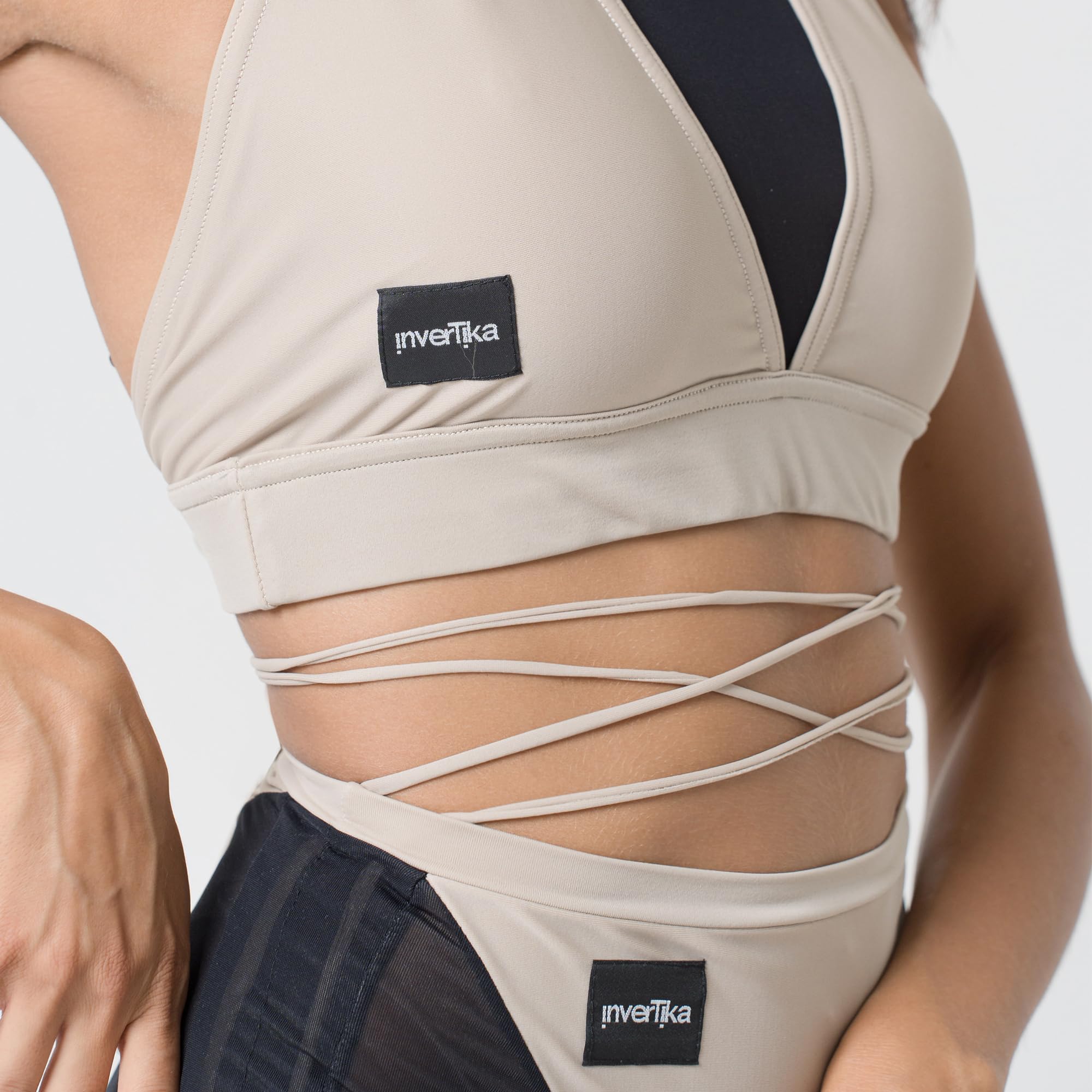 Invertika Completo Donna Top e Shorts Unica Pole Dance Sportivo con Retina e Sgambatura Regolabile con Lacci. Made in Italy