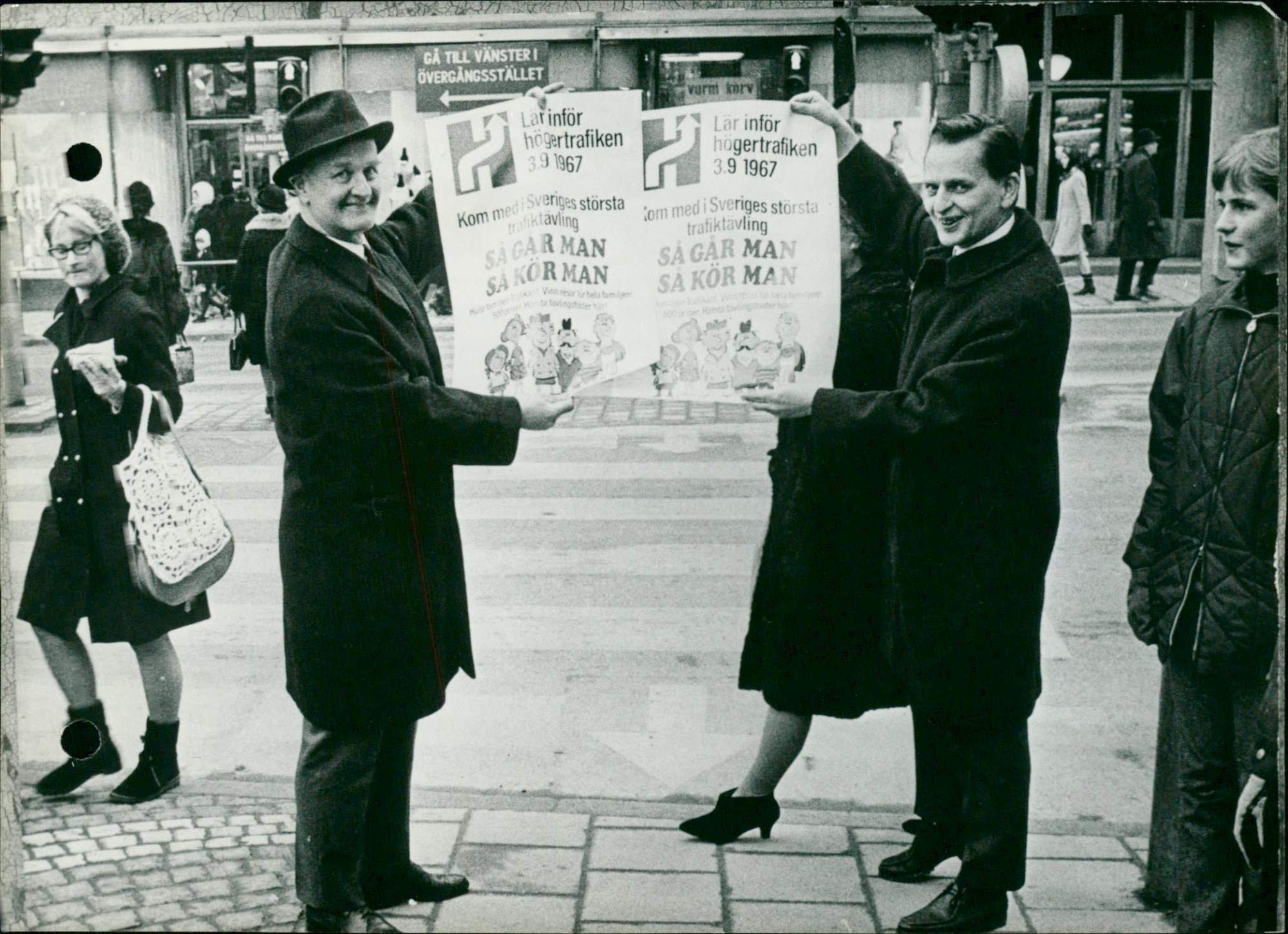 Vintage photo of Dewi Sukarno and her daughter Kartika Sukarno playing with mahjong tiles.