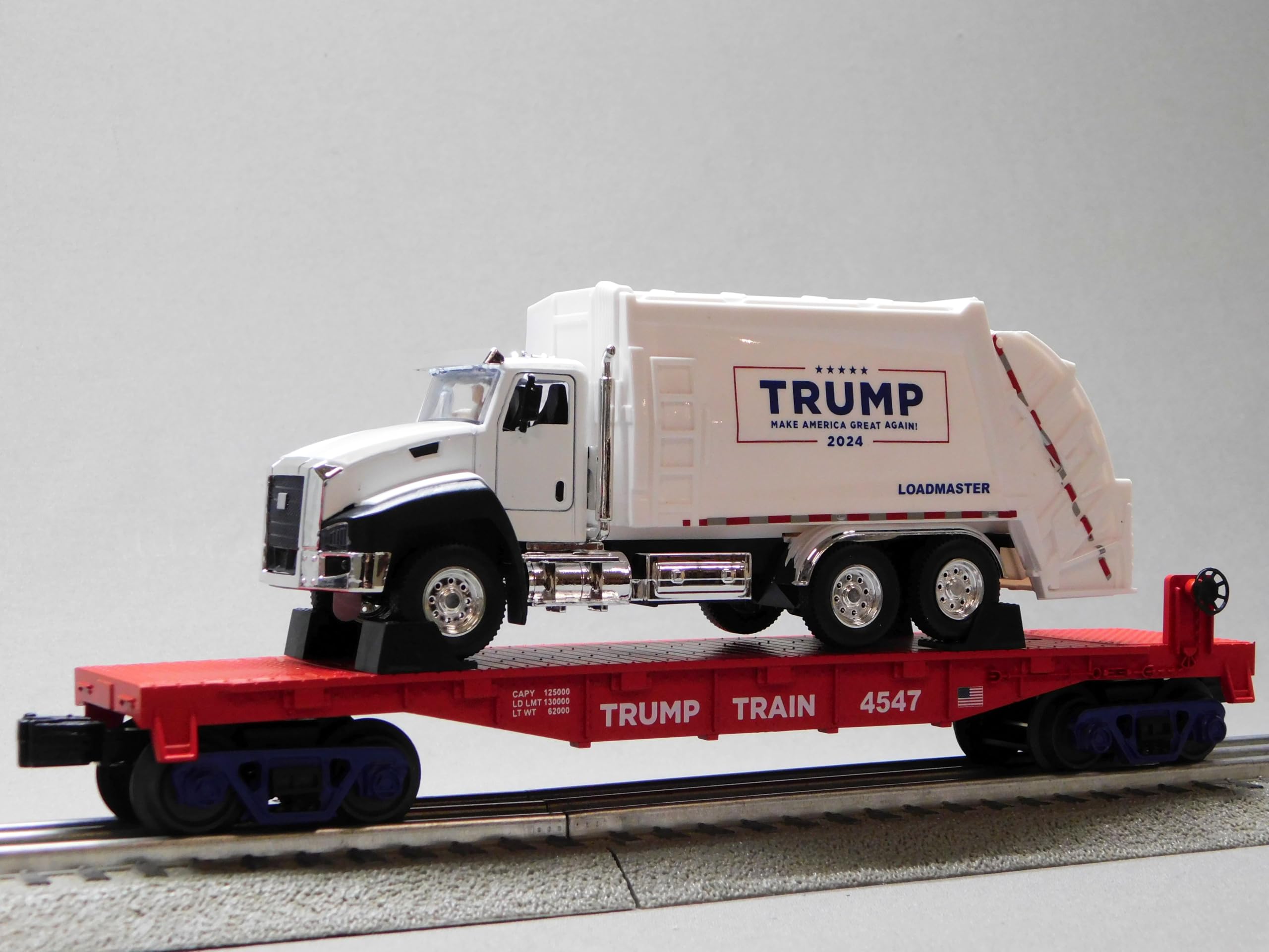 M.T.H. Electric Trains MTH RAILKING Donald Trump Flat CAR W/Garbage Truck O Gauge 30-76928