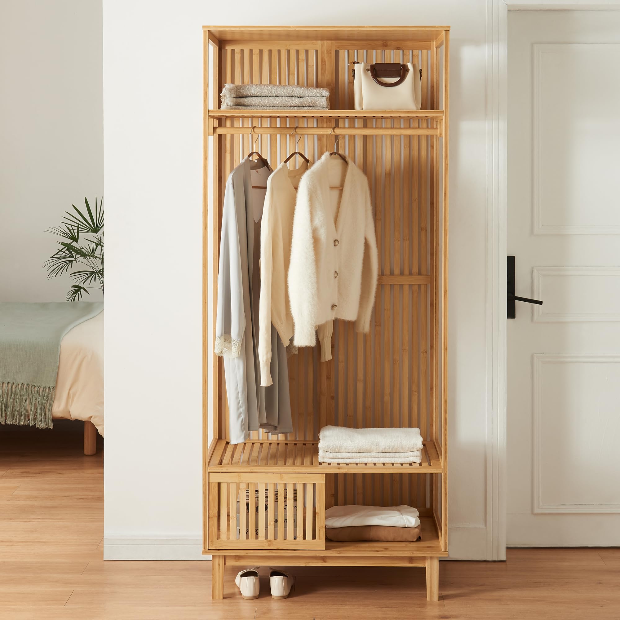 [en.casa] Perchero Burro Ypäjä con 1 Barra 2 Compartimentos Abiertos Burro Ropa con Puerta para Dormitorio Recibidor Oficina Ventilación Óptima Elegante Bambú 187 x 80 x 47cm - Color Natural