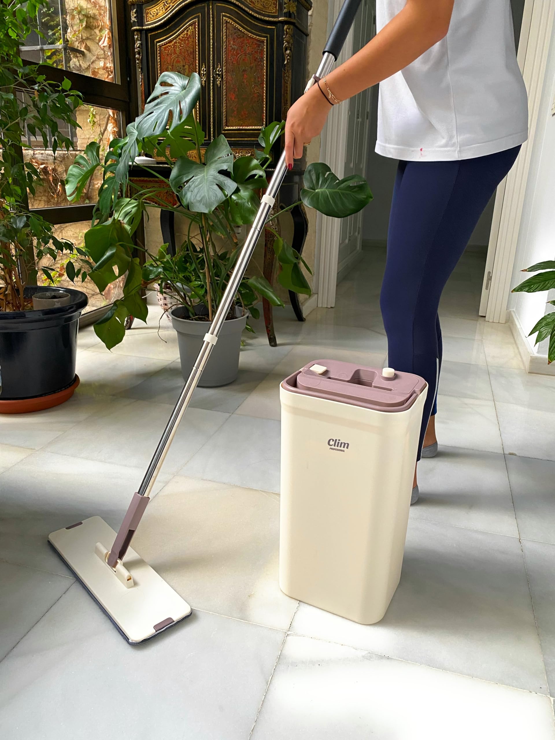 Comet Bleach Cleaner with Bleach, Removes Tough Stains Scratch Free, 50% More Cleaning Power, 2 Pack, by LYNIQUE