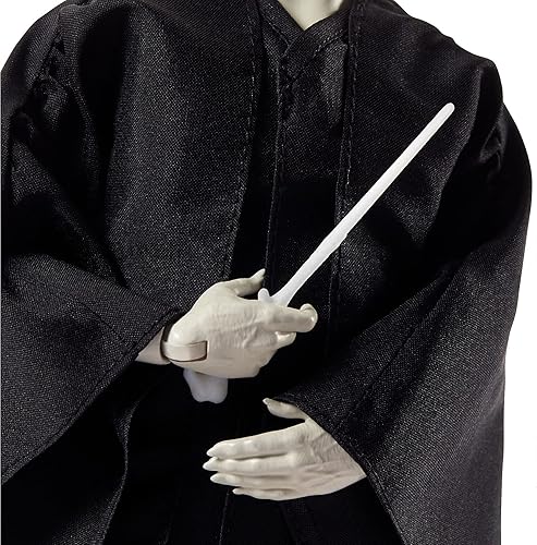 Miniatura 9 de Mattel Juego de regalo de 2 unidades de Harry Potter: Voldemort de 12 pulgadas y muñecas de Harry de 10.5 pulgadas con moda y varitas inspiradas en